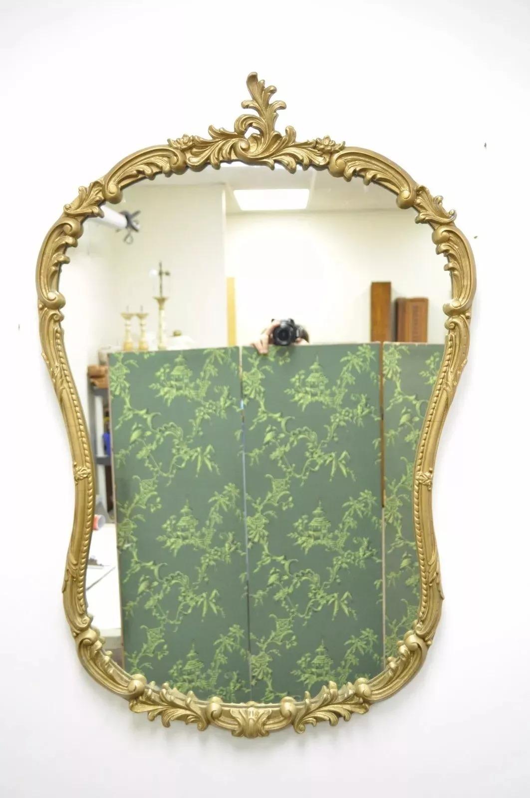 Miroir mural de style rococo français ancien en bois doré et cuir gesso à volutes en vente 3