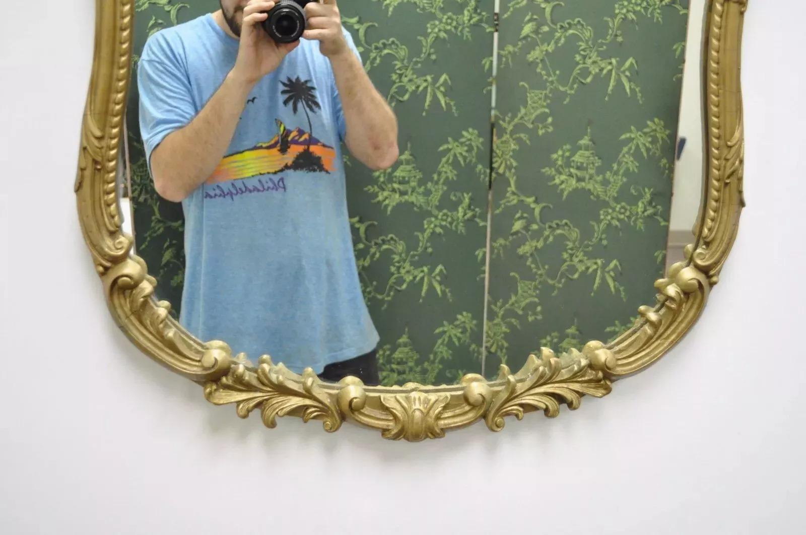 Rococo Miroir mural de style rococo français ancien en bois doré et cuir gesso à volutes en vente