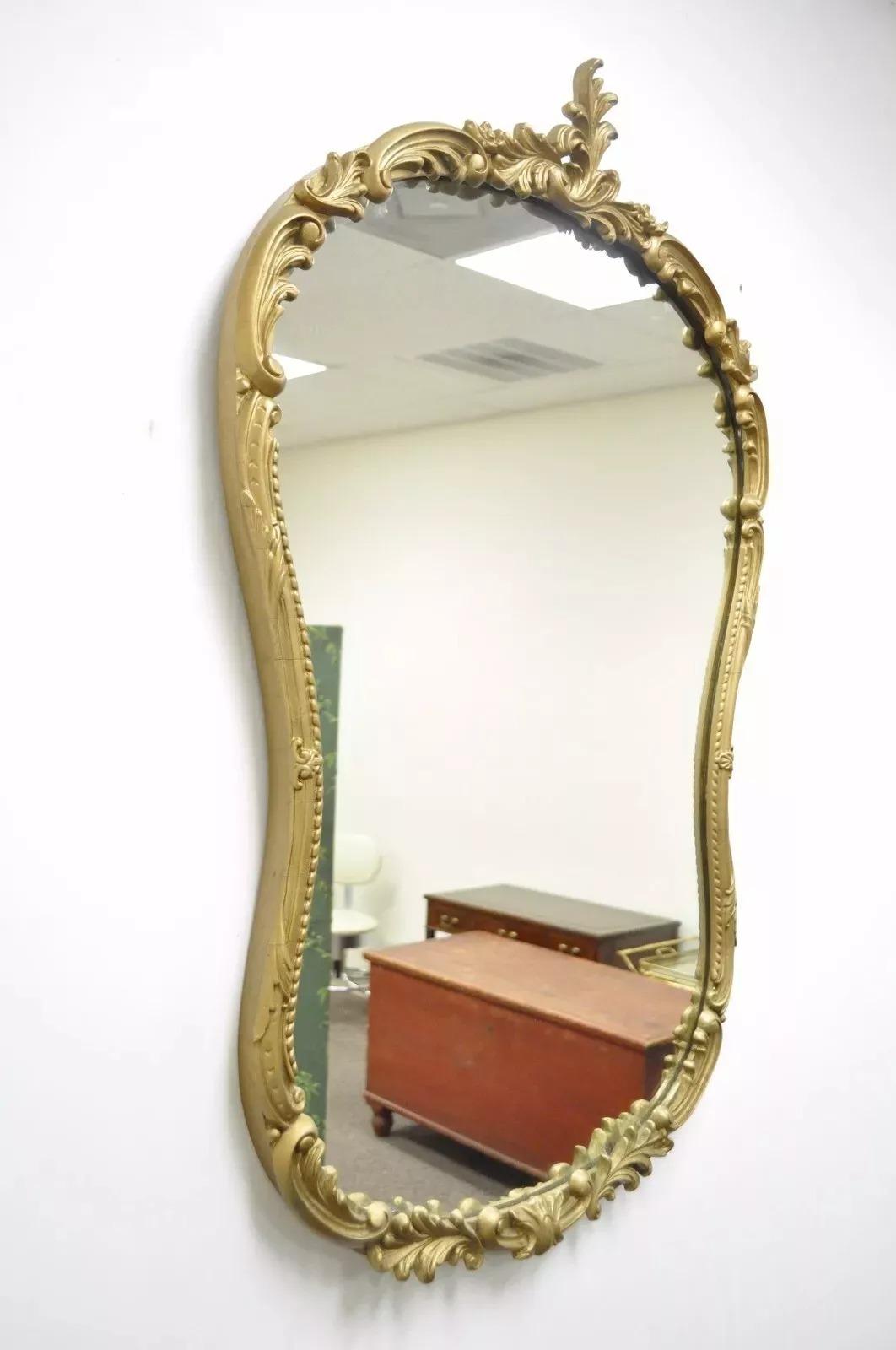 Inconnu Miroir mural de style rococo français ancien en bois doré et cuir gesso à volutes en vente