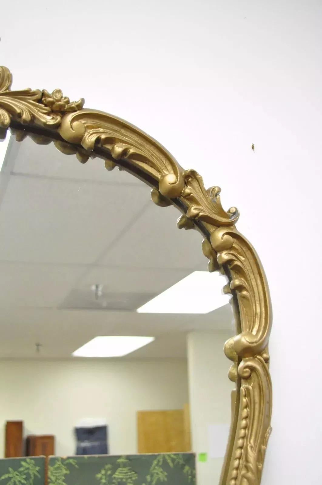 Miroir mural de style rococo français ancien en bois doré et cuir gesso à volutes Bon état - En vente à Philadelphia, PA