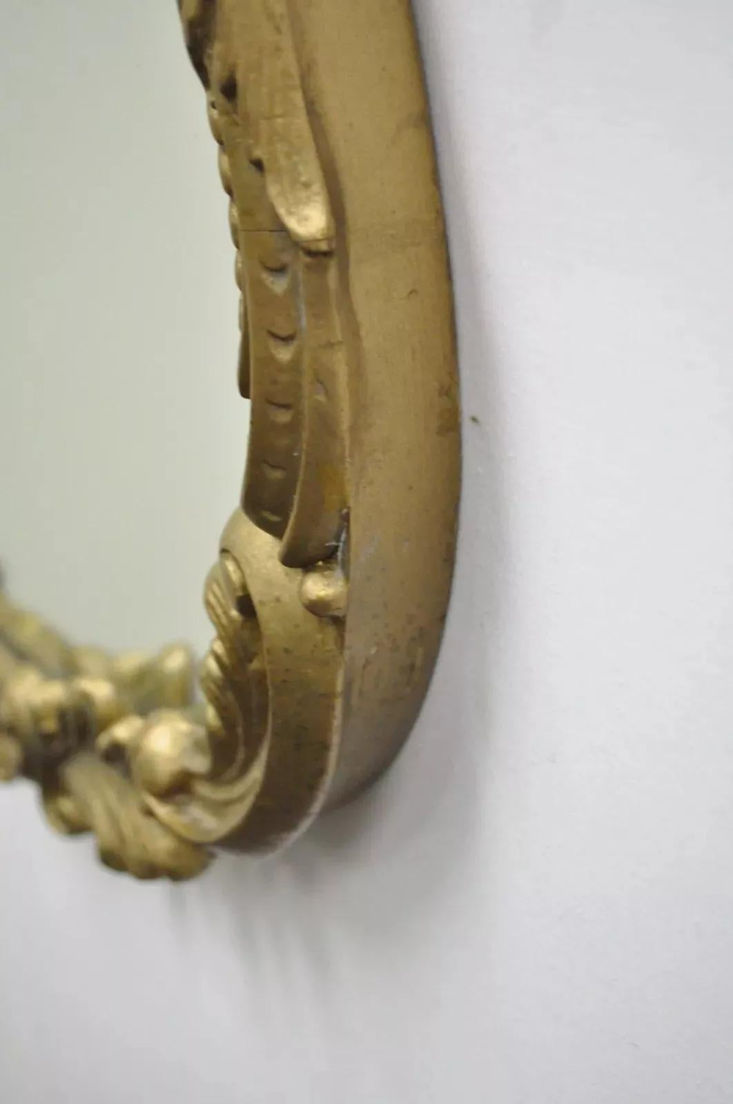 Gesso Miroir mural de style rococo français ancien en bois doré et cuir gesso à volutes en vente