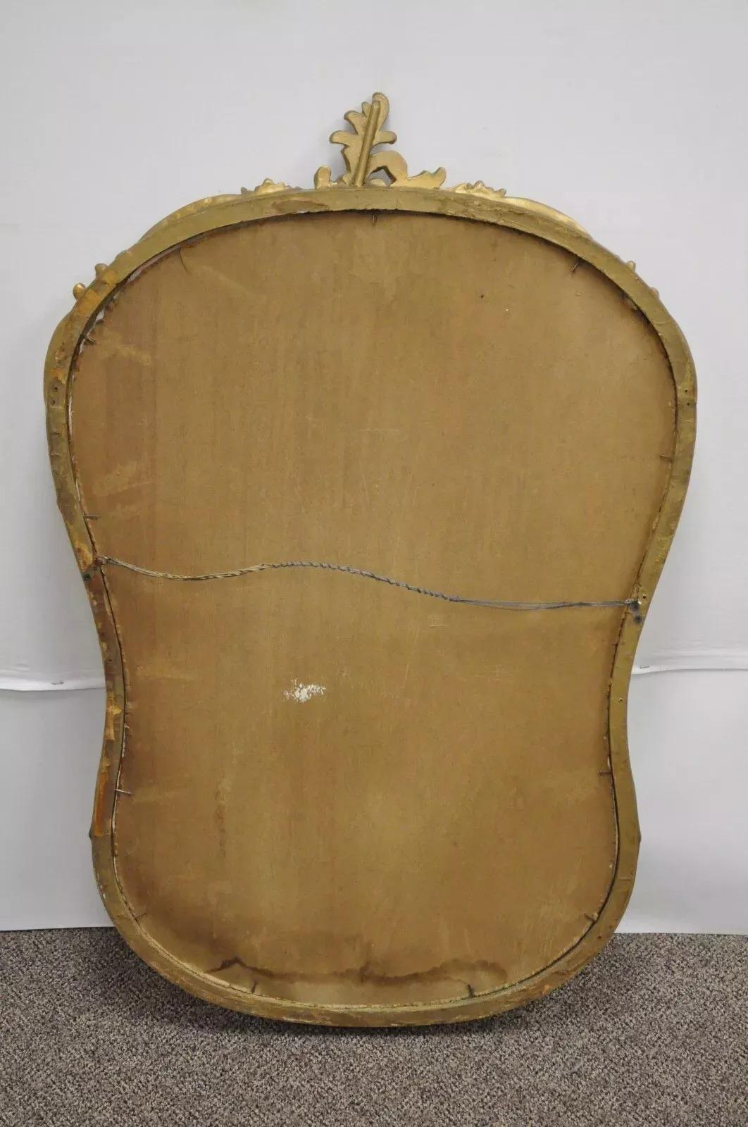 Miroir mural de style rococo français ancien en bois doré et cuir gesso à volutes en vente 1