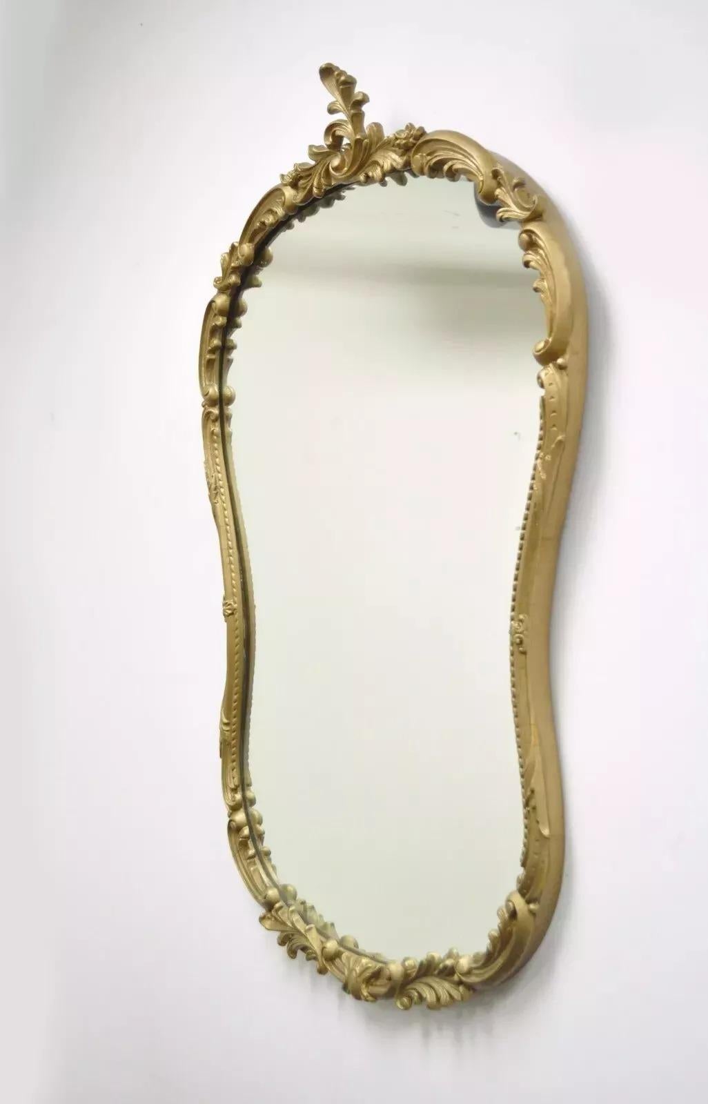 Miroir mural de style rococo français ancien en bois doré et cuir gesso à volutes en vente 2