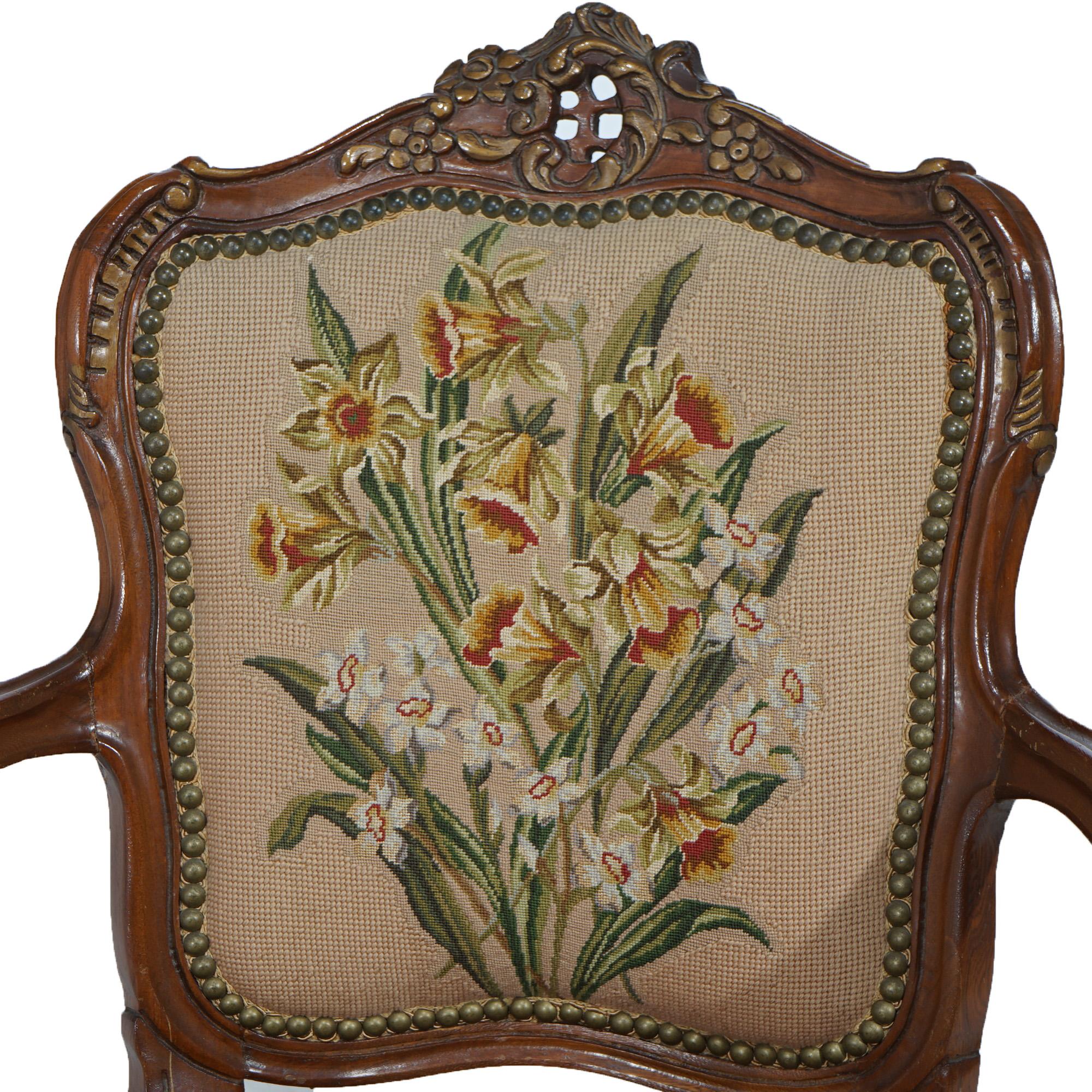 Eine antike Französisch Rokoko-Stil bergere bietet Paket vergoldet Mahagoni-Rahmen mit geschnitzten gadroon Kamm über floralen Wandteppich zurück und Sitz, auf Cabriole Beine erhöht, c1920

Maße: 36,75''H x 24''B x 25''T; 18,5''SH