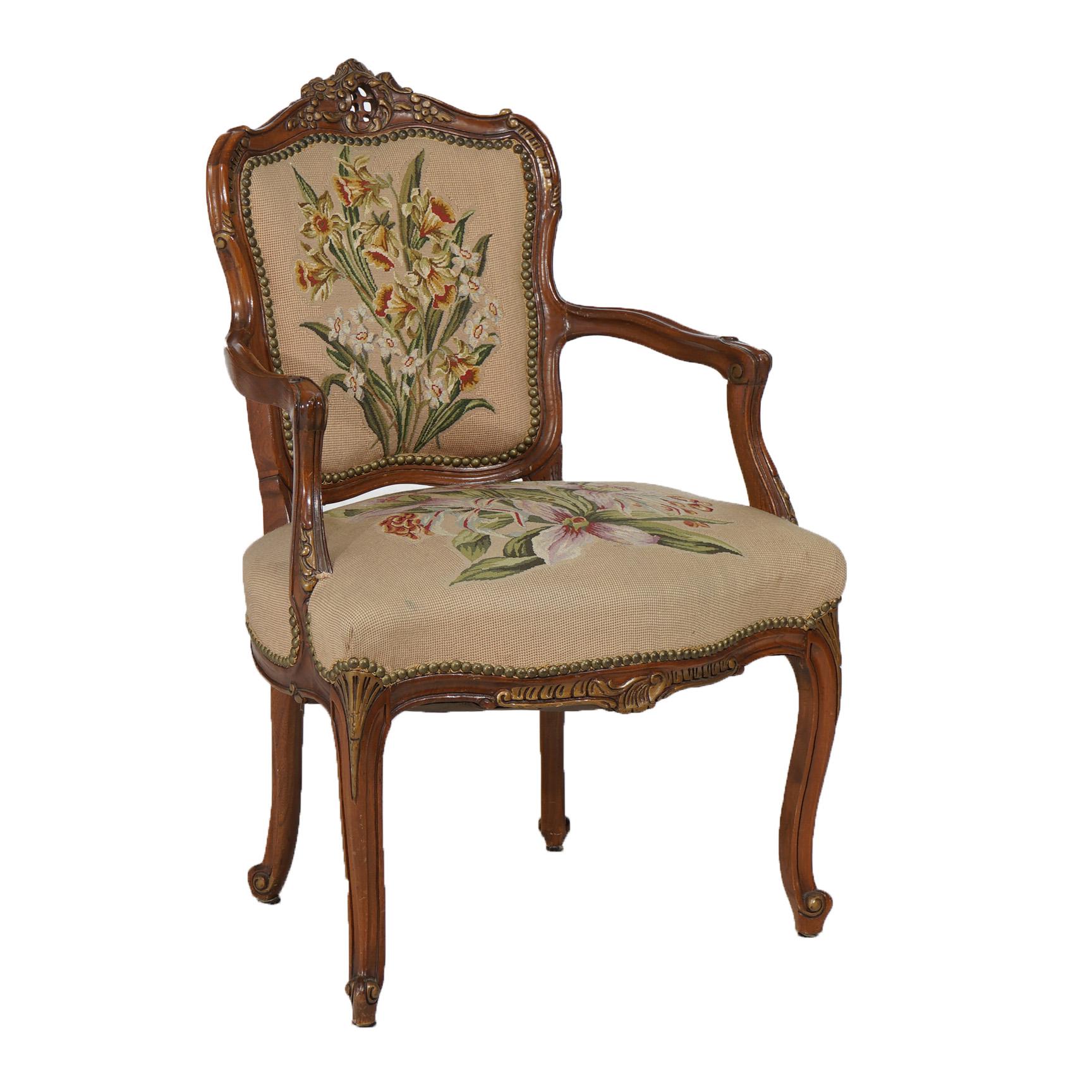 Français Ancienne chaise Bergère en acajou doré, tapisserie, de style Rococo français C1920 en vente