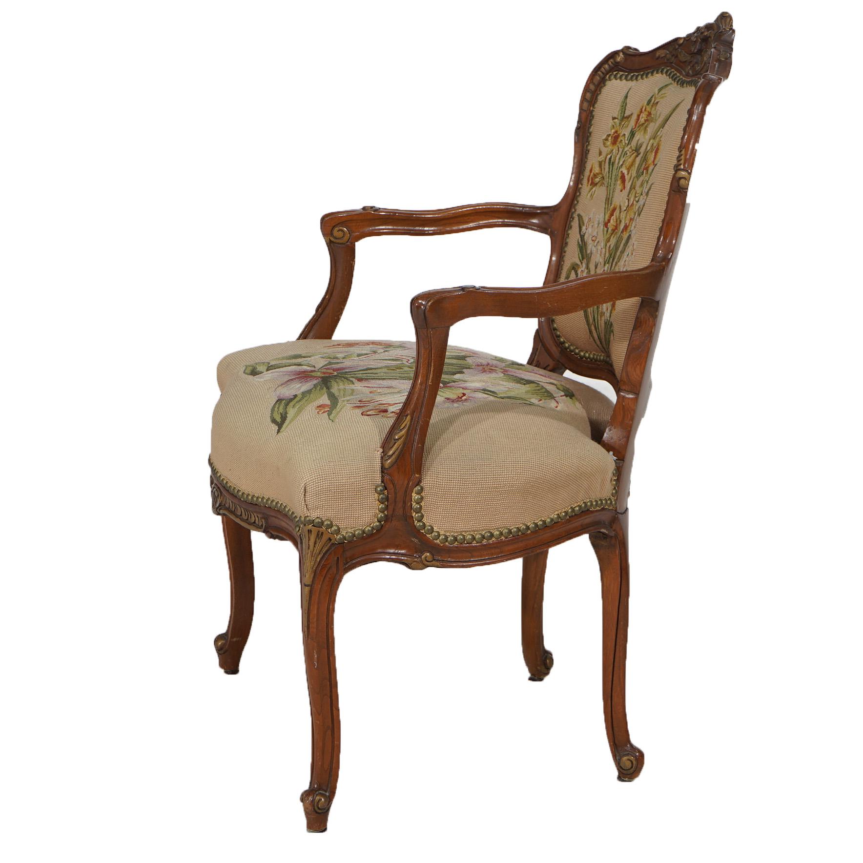 Doré Ancienne chaise Bergère en acajou doré, tapisserie, de style Rococo français C1920 en vente