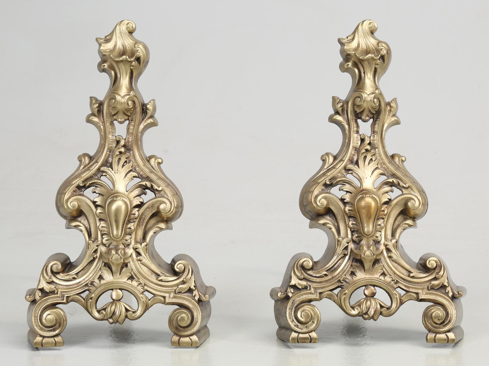 Ein Paar antiker französischer Bronze-Andirons im Rokoko-Stil, die aus Toulouse stammen. Im 19. Jahrhundert bezeichnete das Wort Rokoko die Architektur und die Musik, die übermäßig ornamental waren. Ab Mitte des 19. Jahrhunderts wurde das Rokoko von