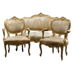 Antique ensemble de salon rococo français à trois pièces en bois doré & Tapisserie:: Circa 1900