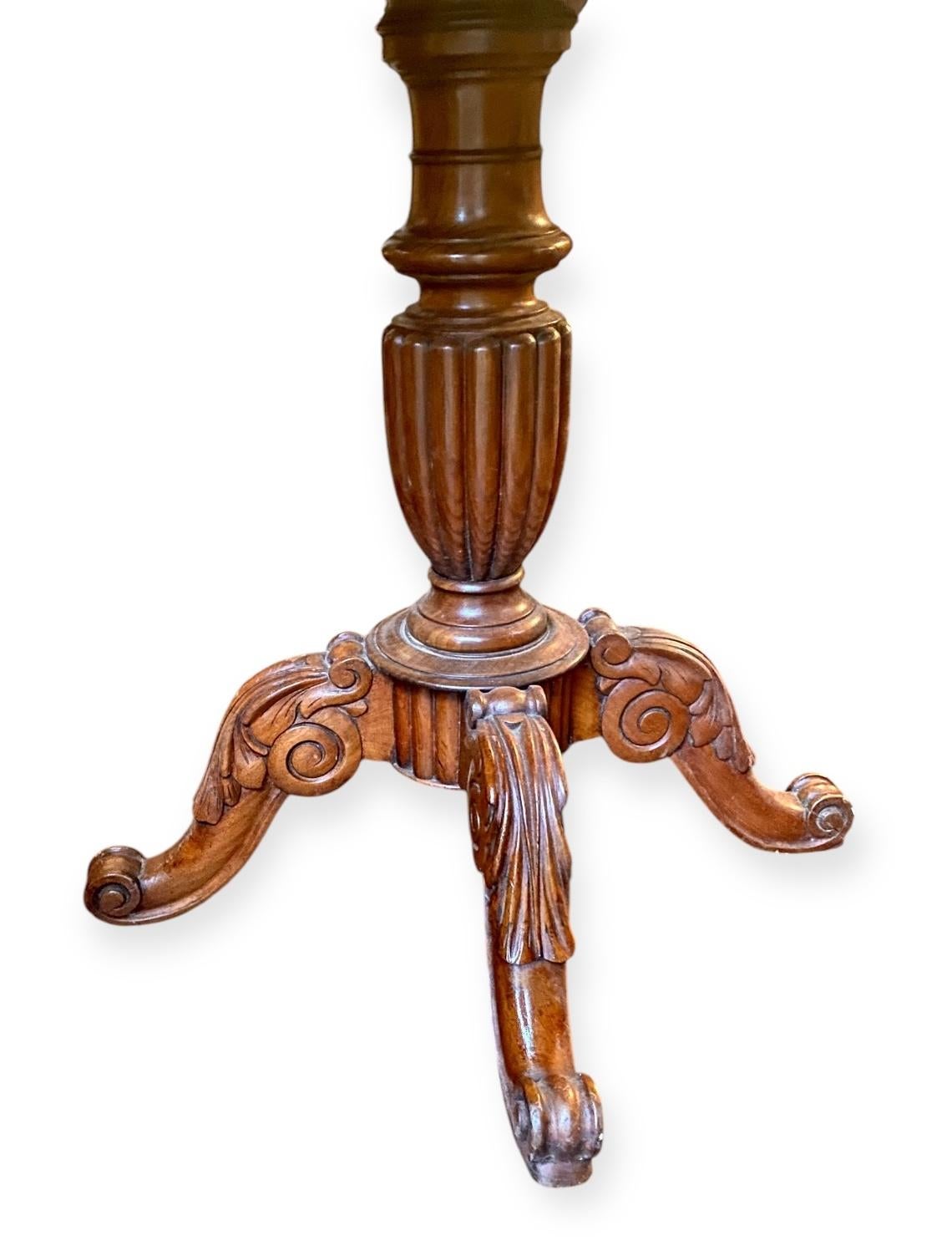 Ancienne table de service rococo française des années 1860, en acajou et en noyer, à plateau basculant, avec une belle base à quatre supports sculptée à la main. 