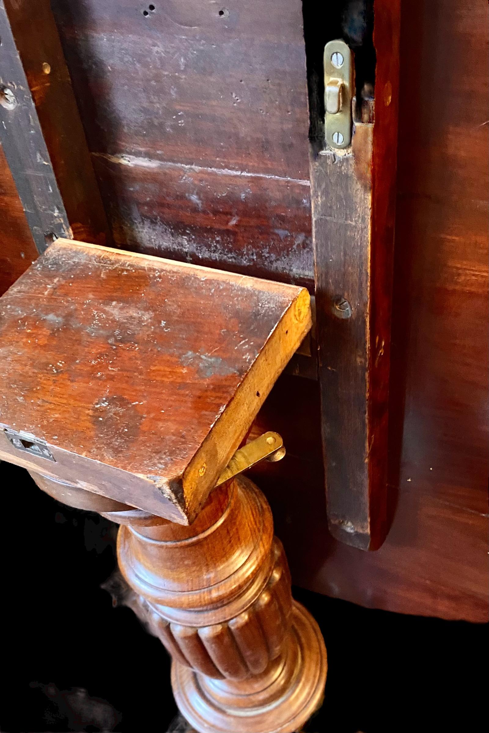 Français Table de service rocococo française ancienne à plateau basculant en vente