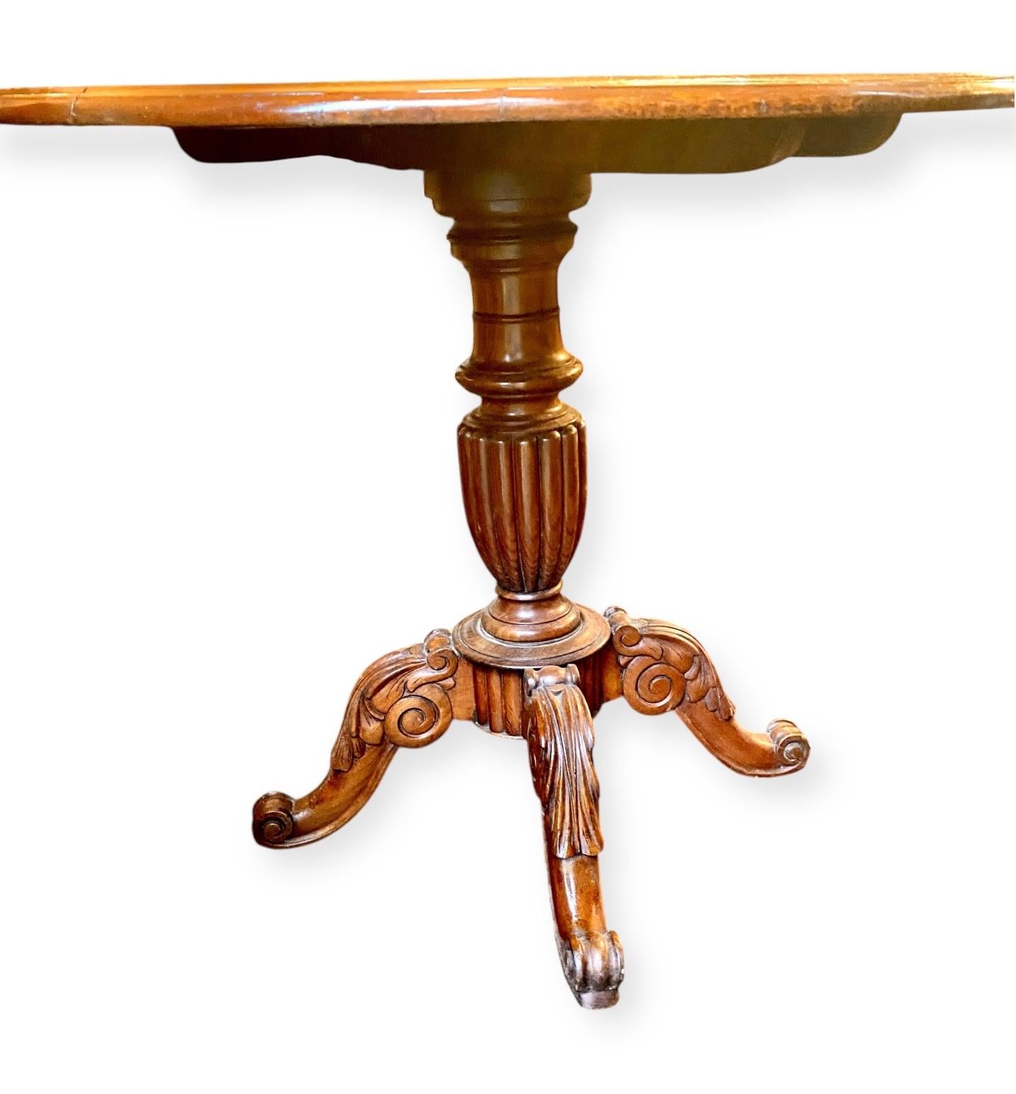 Sculpté à la main Table de service rocococo française ancienne à plateau basculant en vente