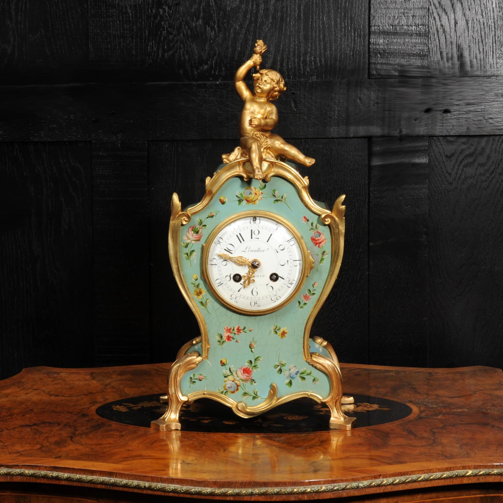 Impresionante reloj antiguo francés lacado de estilo Vernis Martin, Circa 1890. El exquisito estuche de eau de nil entallado y lacado está decorado con delicadas guirnaldas florales y montado en bronce dorado. El querubín de metal dorado está