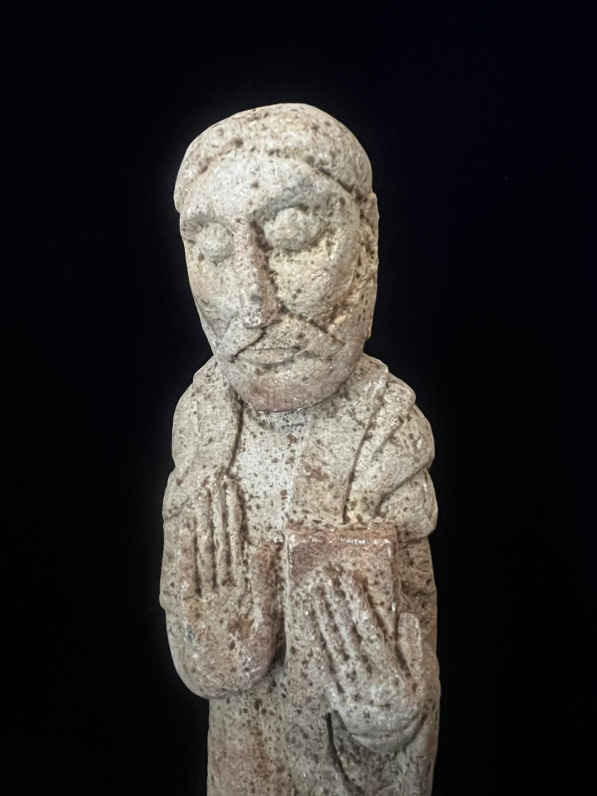 Hand-Carved Antique French Romanesque 11th Century Pair of St.Peter and St.Paul Limestone For Sale