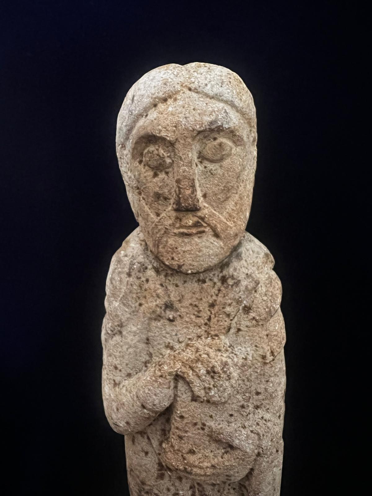 Antique French Romanesque 11th Century Pair of St.Peter and St.Paul Limestone In Good Condition For Sale In Doha, QA