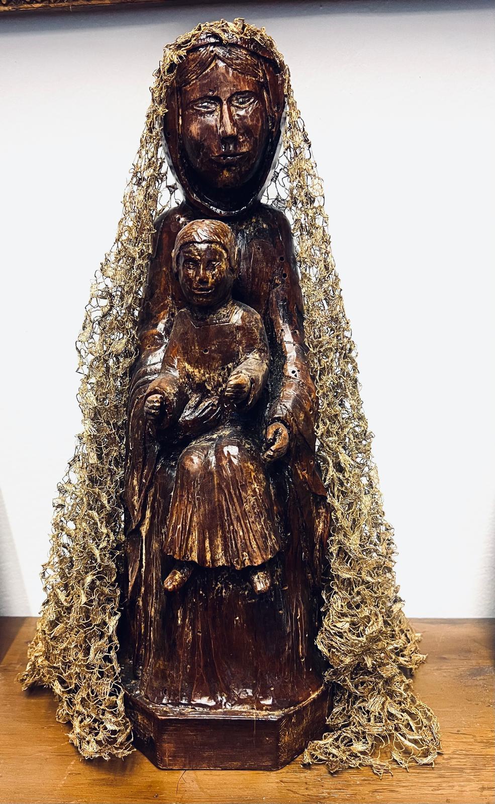 Antique French Romanesque 12th century Enthroned Madonna and Child in vendita 3