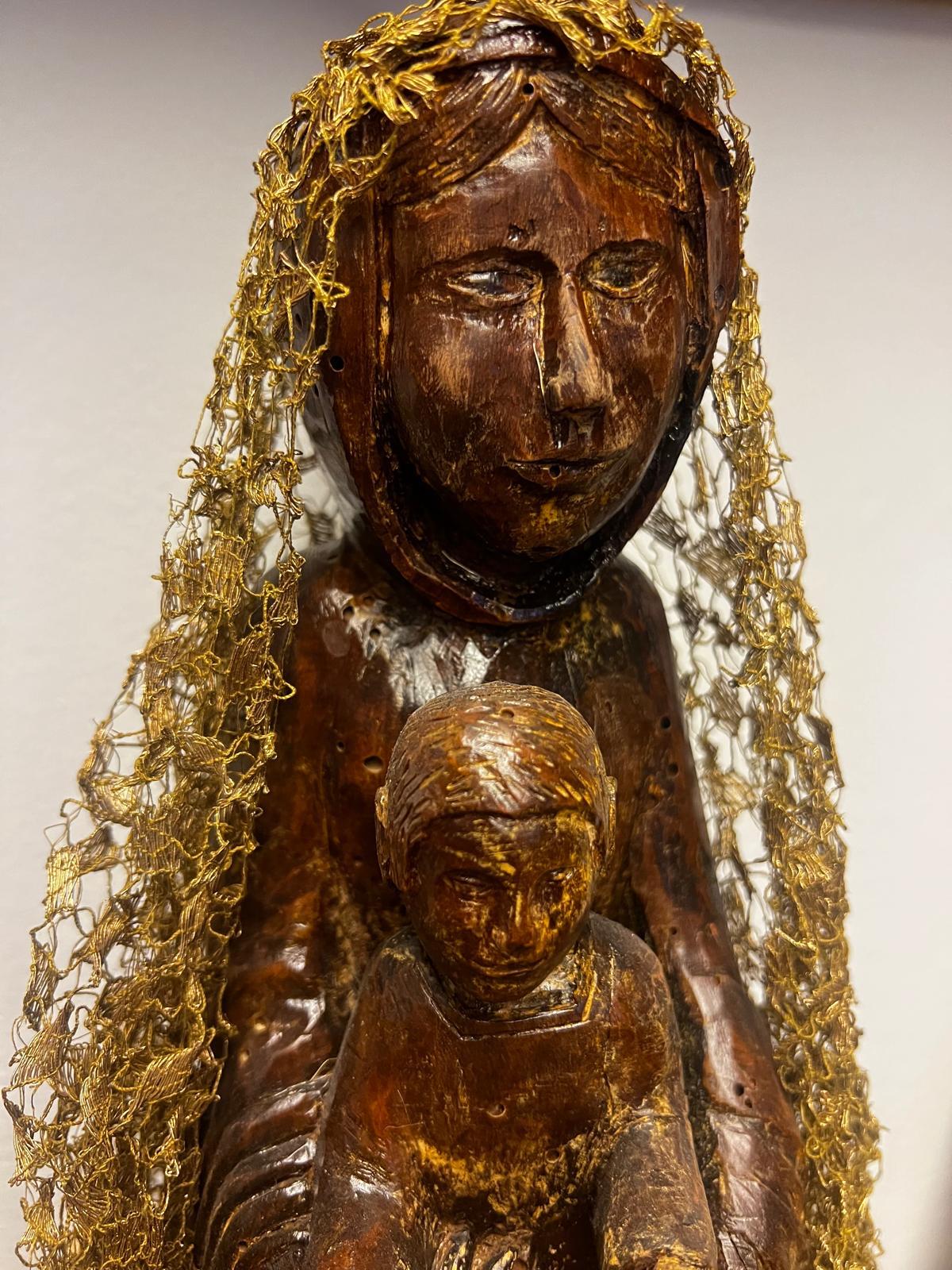 Antique French Romanesque 12th century Enthroned Madonna and Child in vendita 4