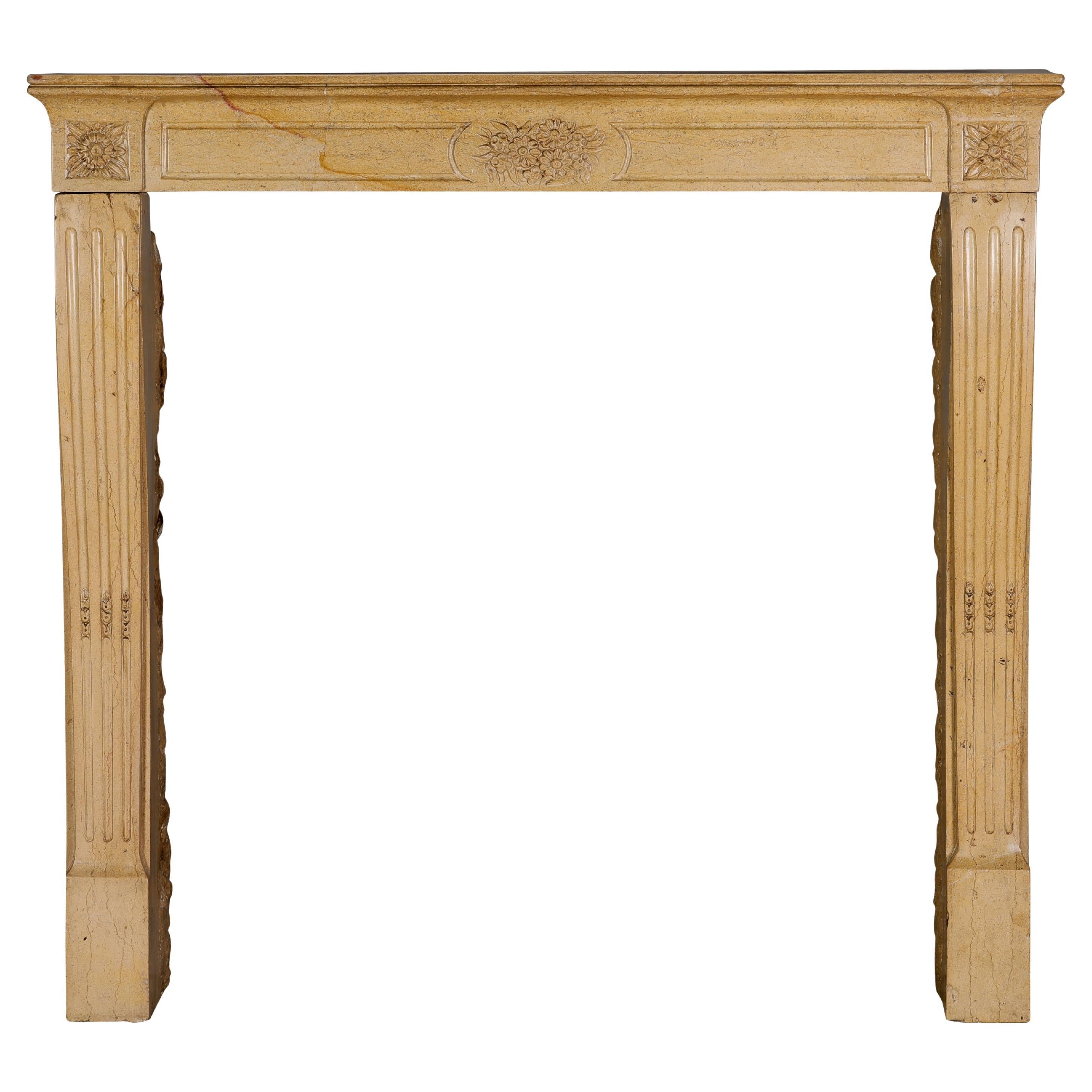 Antique French Romantischer Kamin  Handgeschnitzt mit floraler Ornamentik