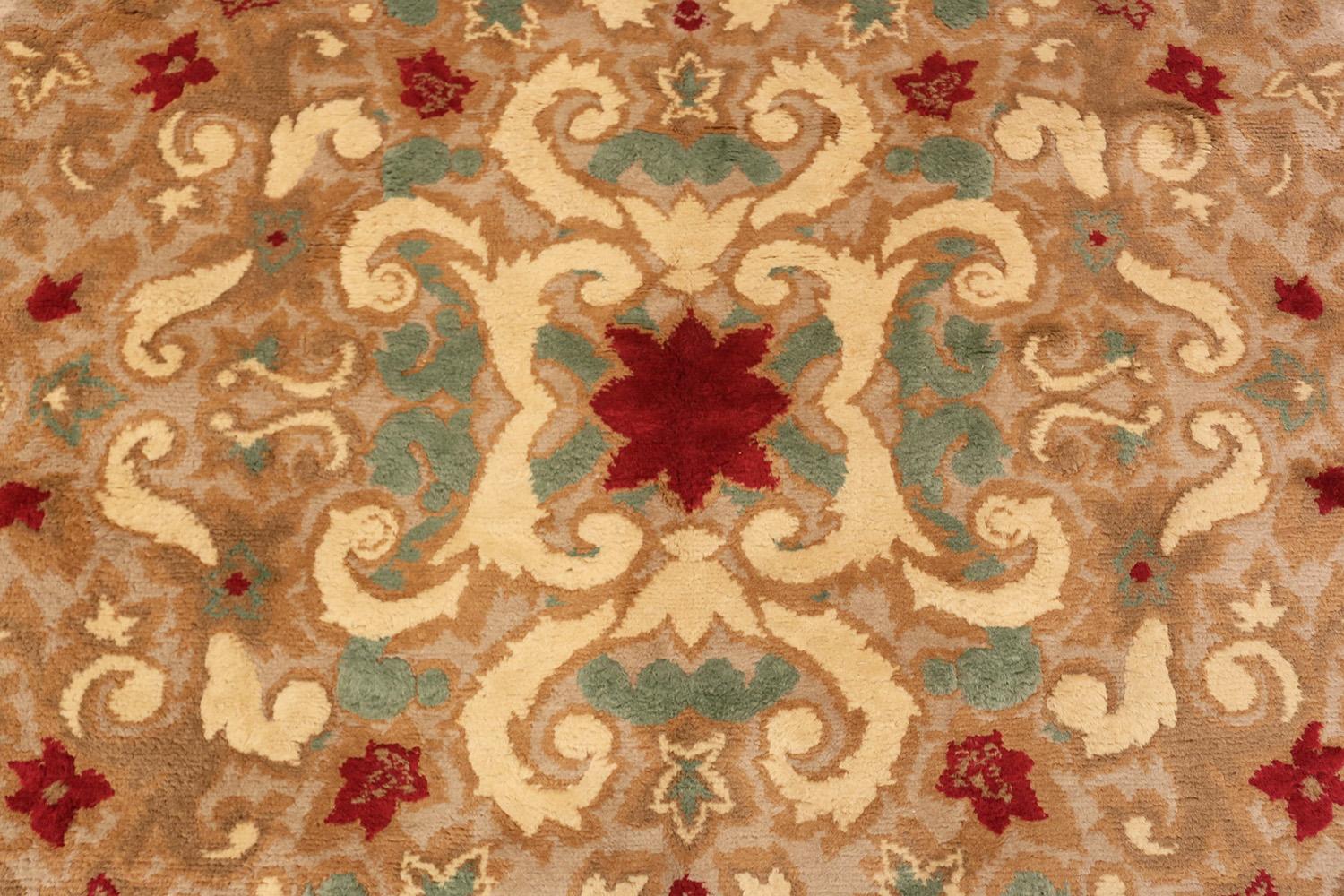 Nazmiyal Antique French Room Size Art Deco Rug. Size: 9 ft 10 in x 11 ft 7 in In Excellent Condition In New York, NY