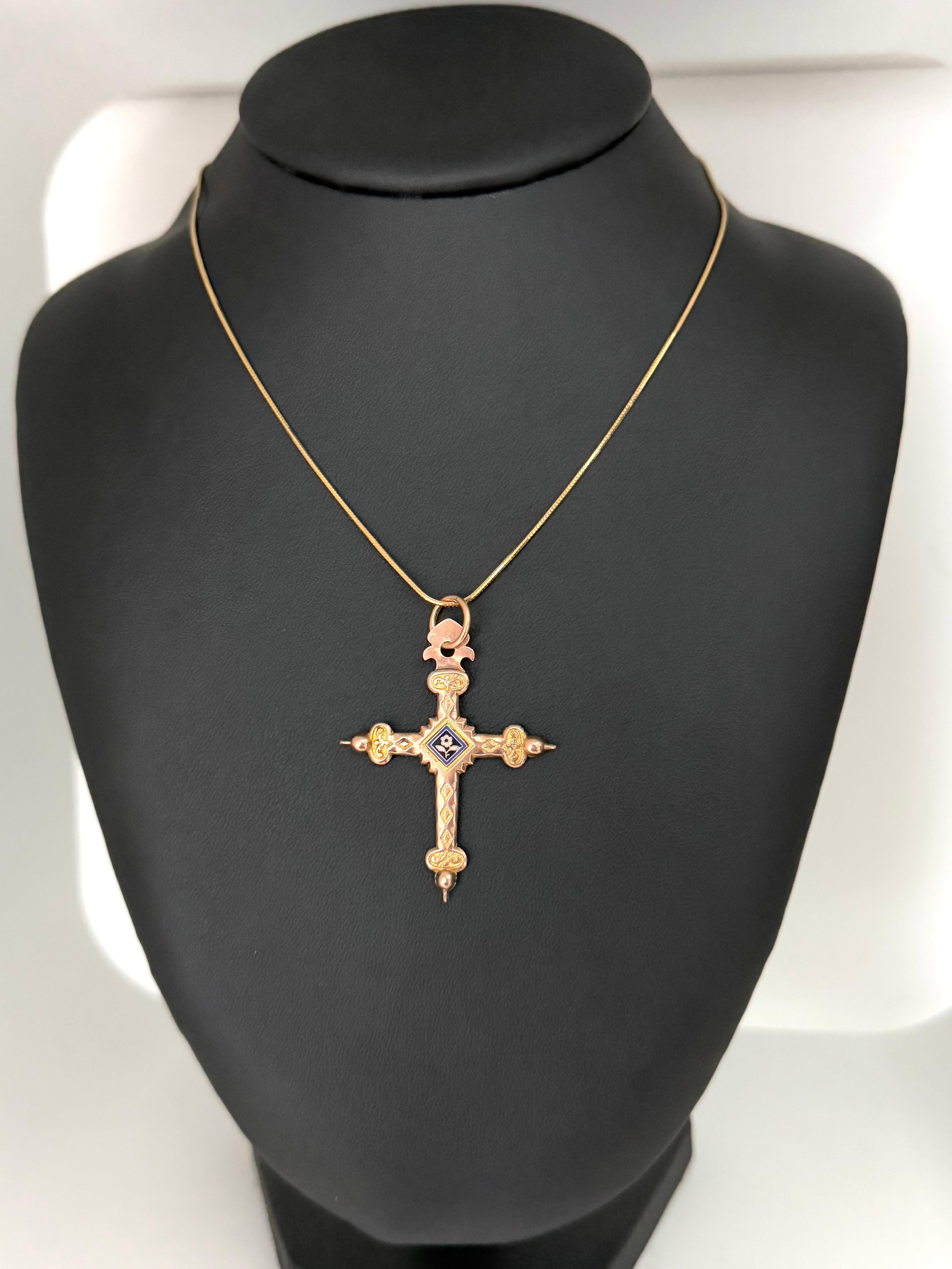 Un delicato tesoro antico, questa squisita croce francese fonde armoniosamente il caldo oro rosa e il brillante oro giallo in un capolavoro devozionale. La croce è caratterizzata da:

Una sorprendente costruzione bicolore: I bracci in oro rosa con