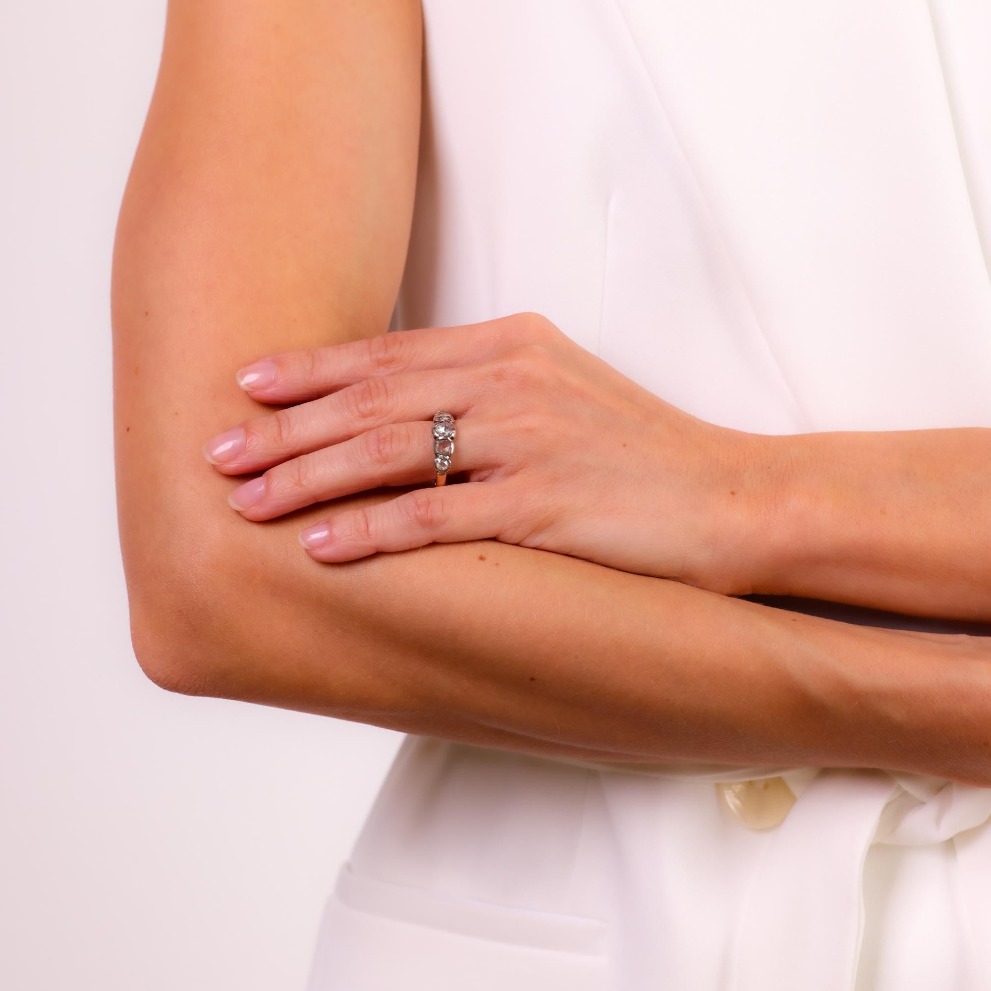 Dieser antike französische Ring mit fünf Steinen glänzt mit 0,90 Karat Diamanten im Rosenschliff, die wunderschön in 18 Karat Gelbgold und Silber gefasst sind.

Mittelstein: 5 Diamanten im Rosenschliff 
Gewicht: Ungefähr .90 Karat
Farbe: H
Klarheit: