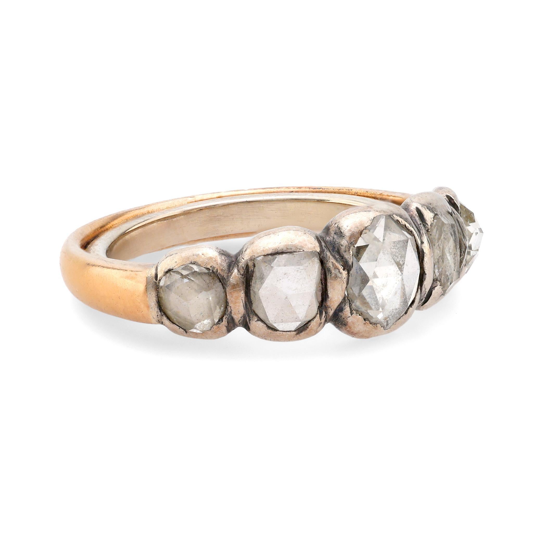Antiker französischer fünfsteiniger Ring aus 18 Karat Gelbgold und Silber mit Diamanten im Rosenschliff (Viktorianisch)