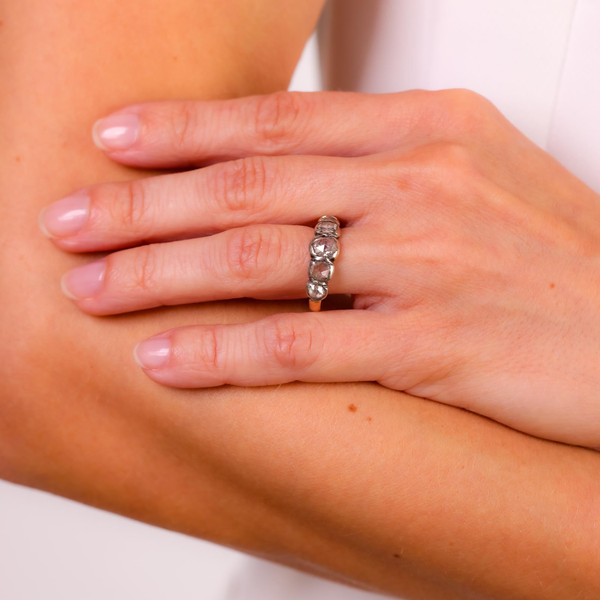 Antiker französischer fünfsteiniger Ring aus 18 Karat Gelbgold und Silber mit Diamanten im Rosenschliff im Zustand „Hervorragend“ in Beverly Hills, CA