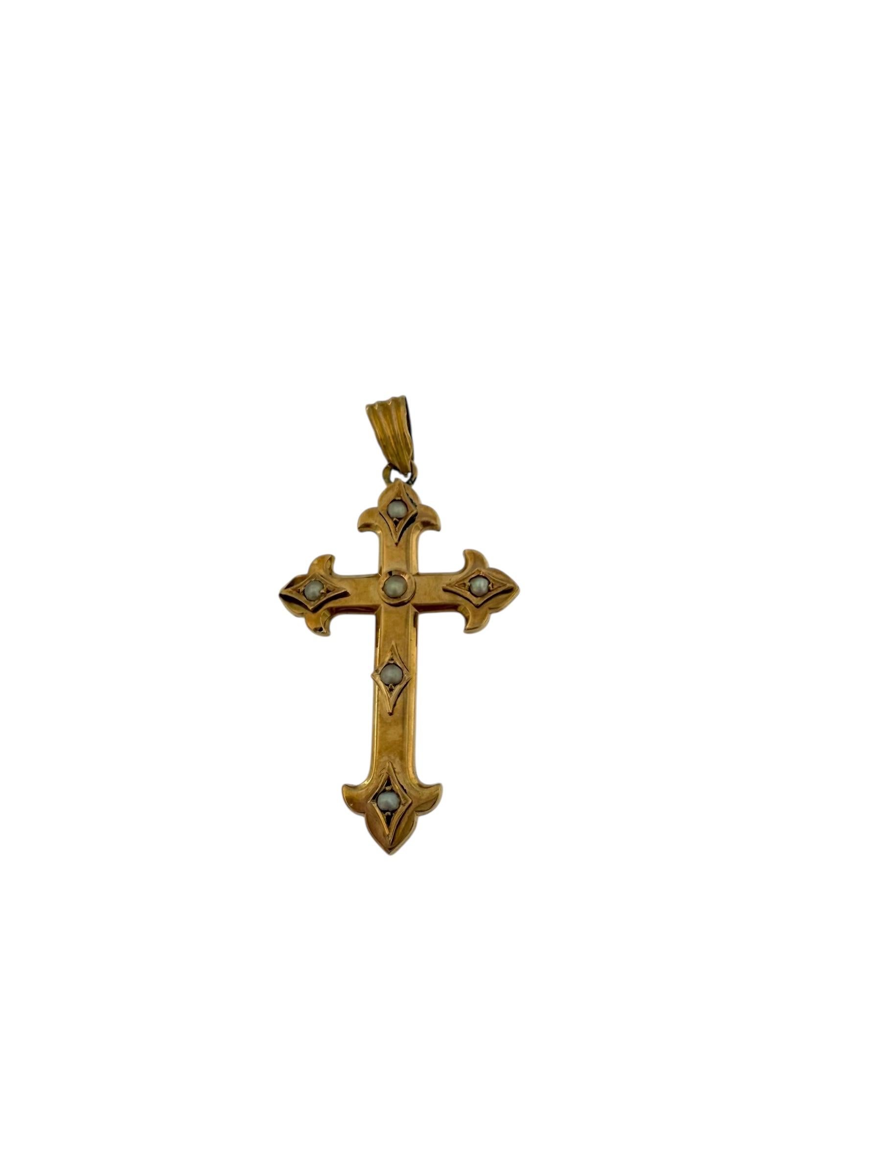 Dieses antike französische Kreuz ist ein raffiniertes und symbolträchtiges Stück aus 14-karätigem Roségold mit eleganten Fleur-de-Lys-Enden, die das traditionelle französische Design und Erbe widerspiegeln. Das Kreuz ist mit natürlichen Perlen