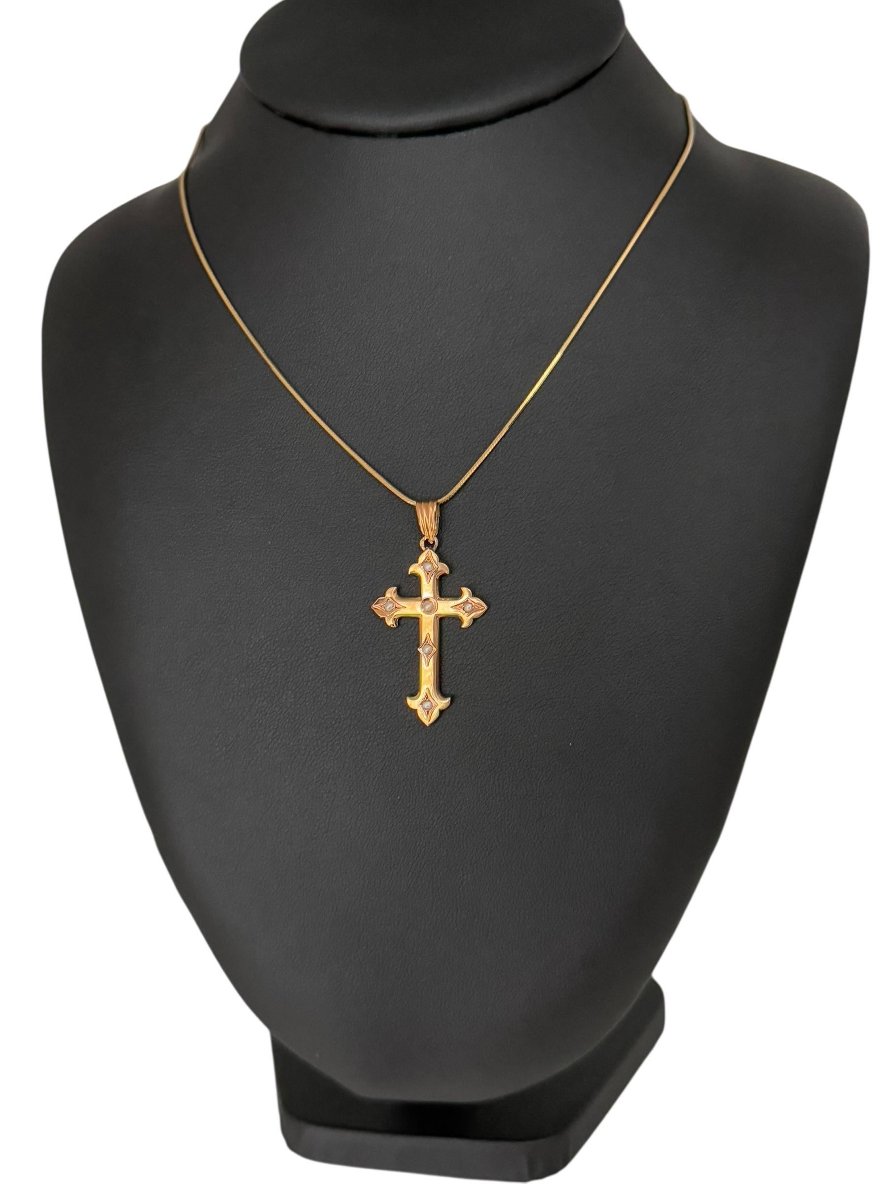 Antikes französisches Roségold Kreuz Fleur de Lys und Perlen im Zustand „Gut“ im Angebot in Esch sur Alzette, Esch-sur-Alzette