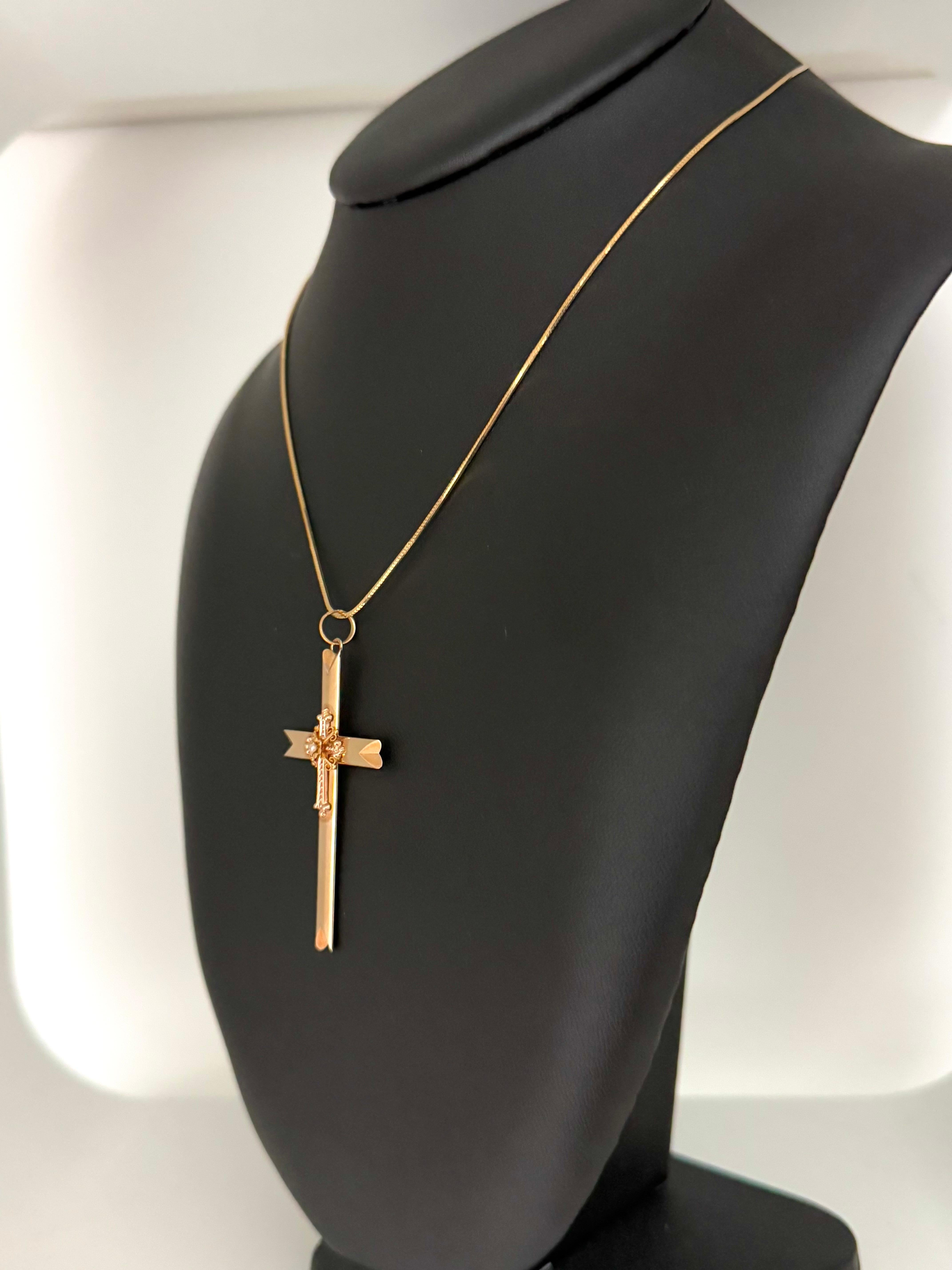 Una croce francese antica, delicata e decorata, realizzata in caldo oro rosa 14 carati, emana un'eleganza senza tempo. Il pezzo presenta una base a croce lucida ornata da un'intricata lavorazione in filigrana, che conferisce un'aria di raffinatezza