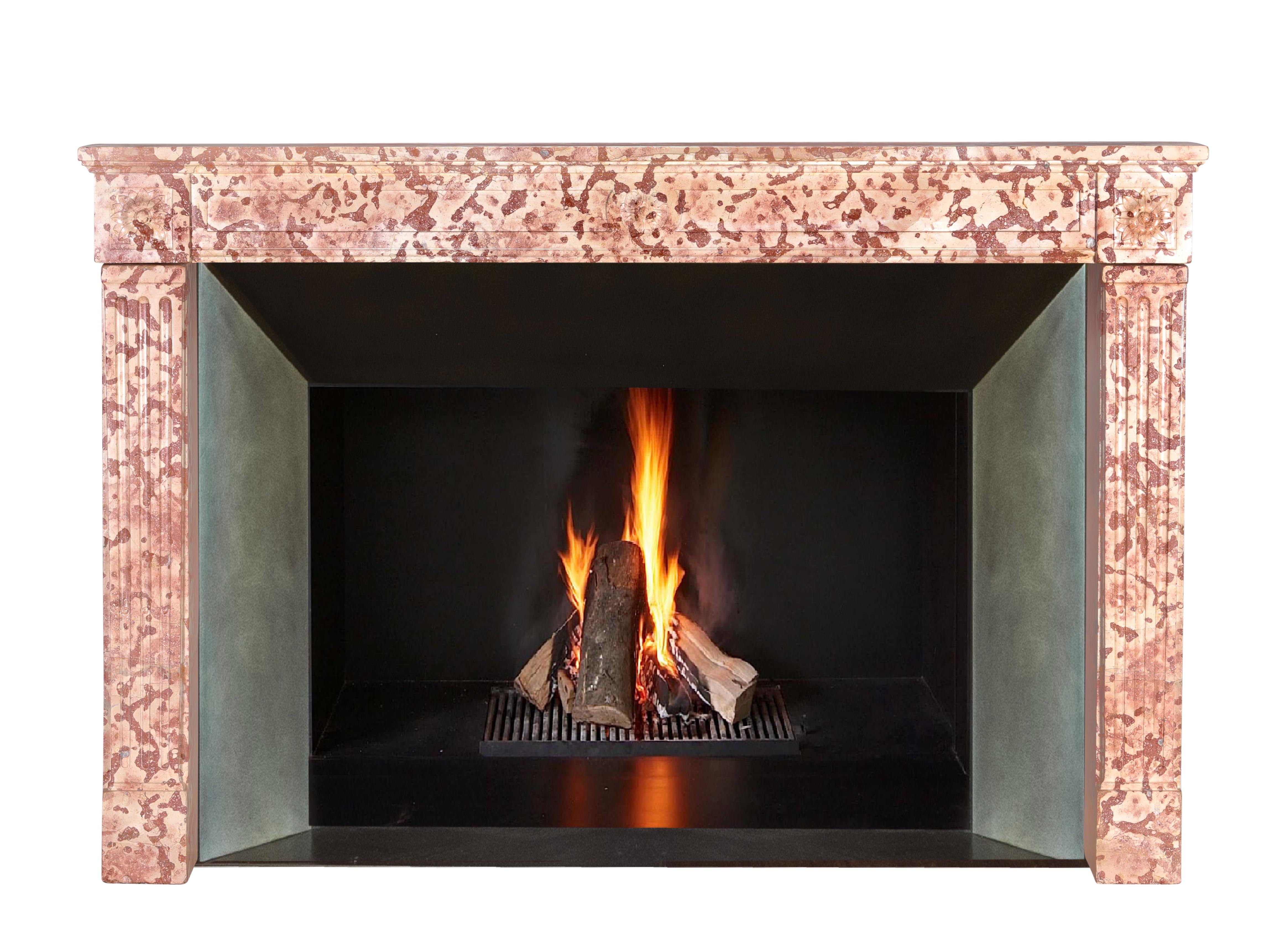 Antique French Rosé Marble Stone Fireplace Surround 18th Century Ever Stylish In condizioni ottime in vendita a Beervelde, BE