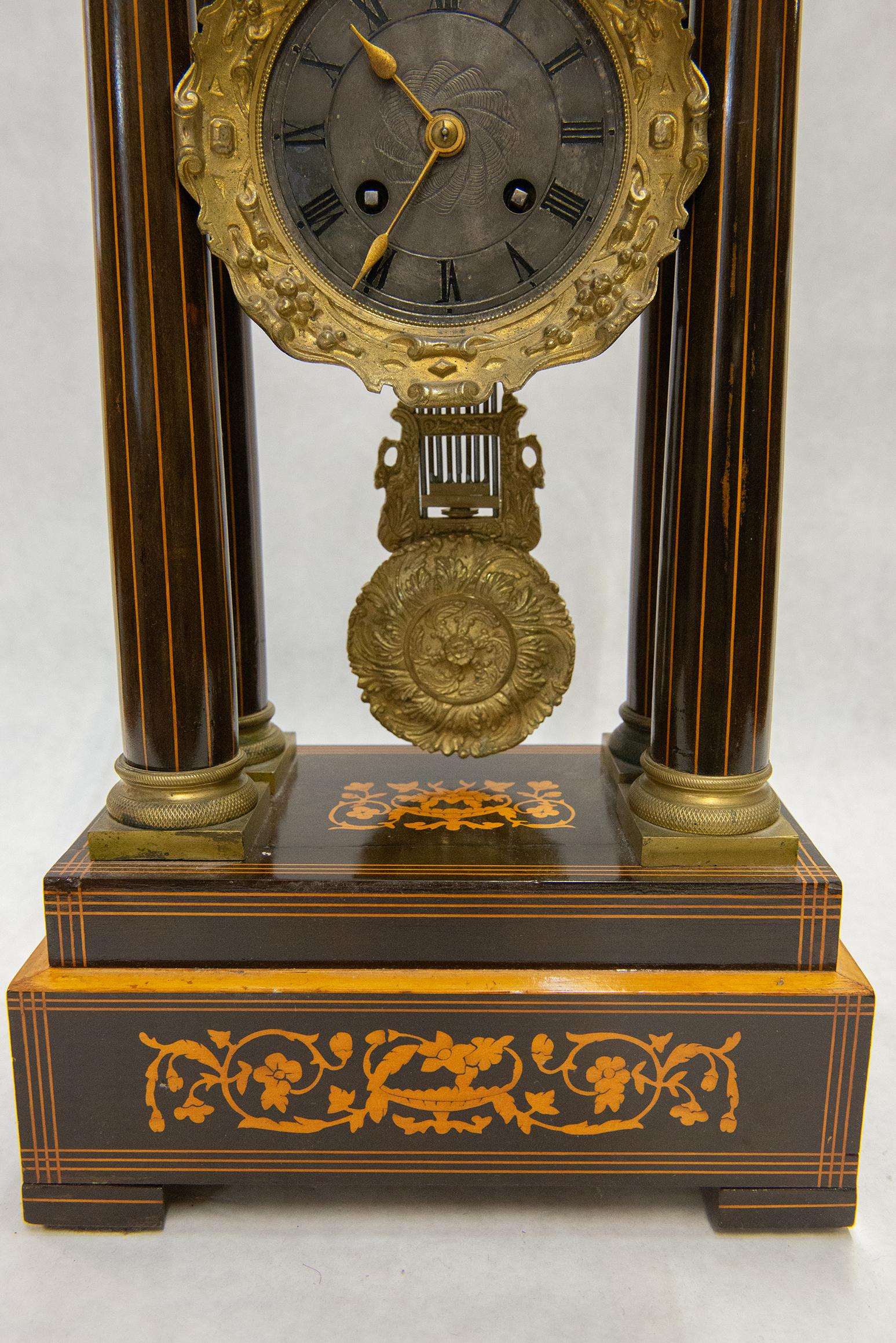  French Rosewood and Satinwood Portico Clock In Excellent Condition For Sale In Alessandria, Piemonte