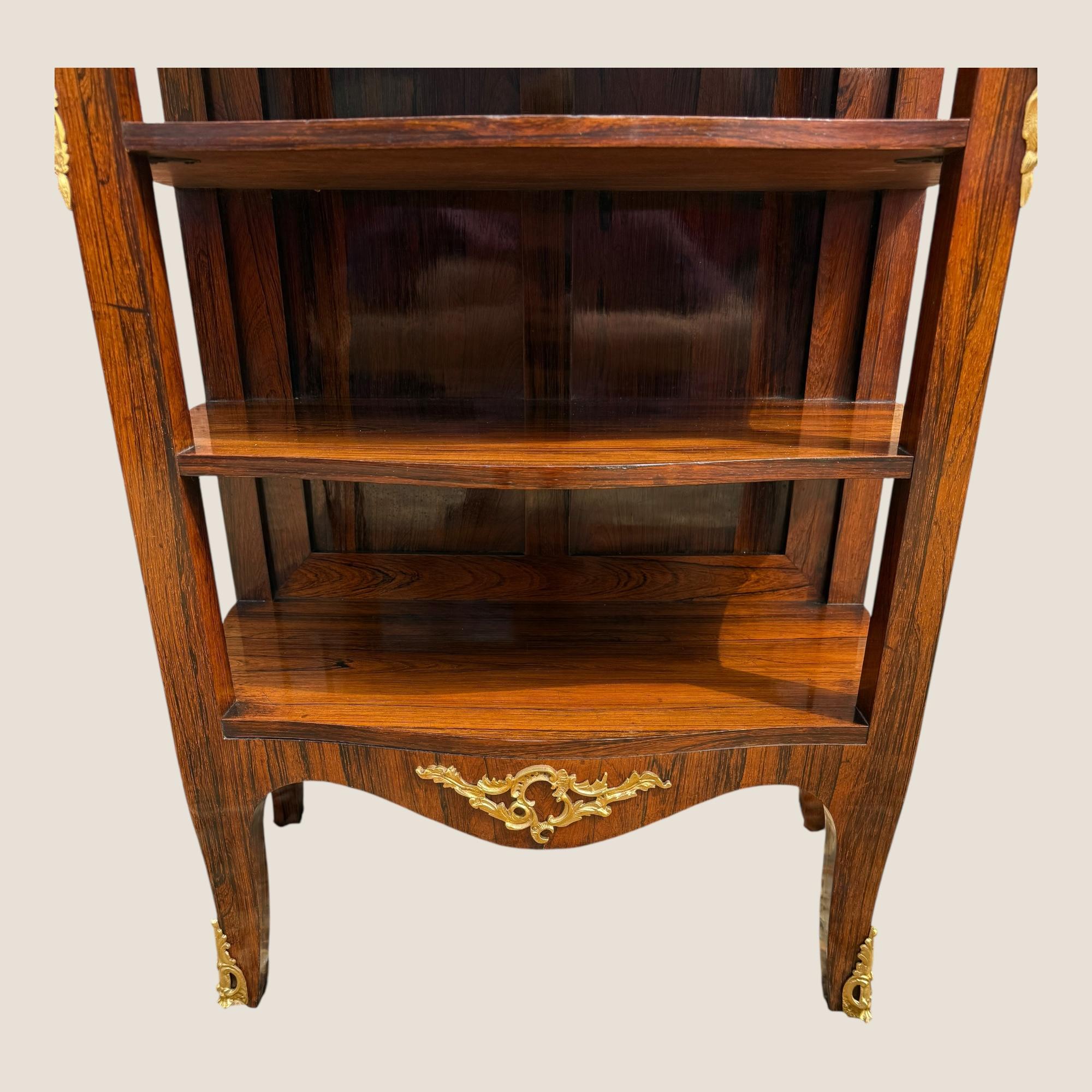Antique French Rosewood & Marble Brass Ormolu Side Cabinet with Book Shelves (Mobile laterale in ottone e marmo con ripiani per libri) In condizioni buone in vendita a King's Lynn, GB