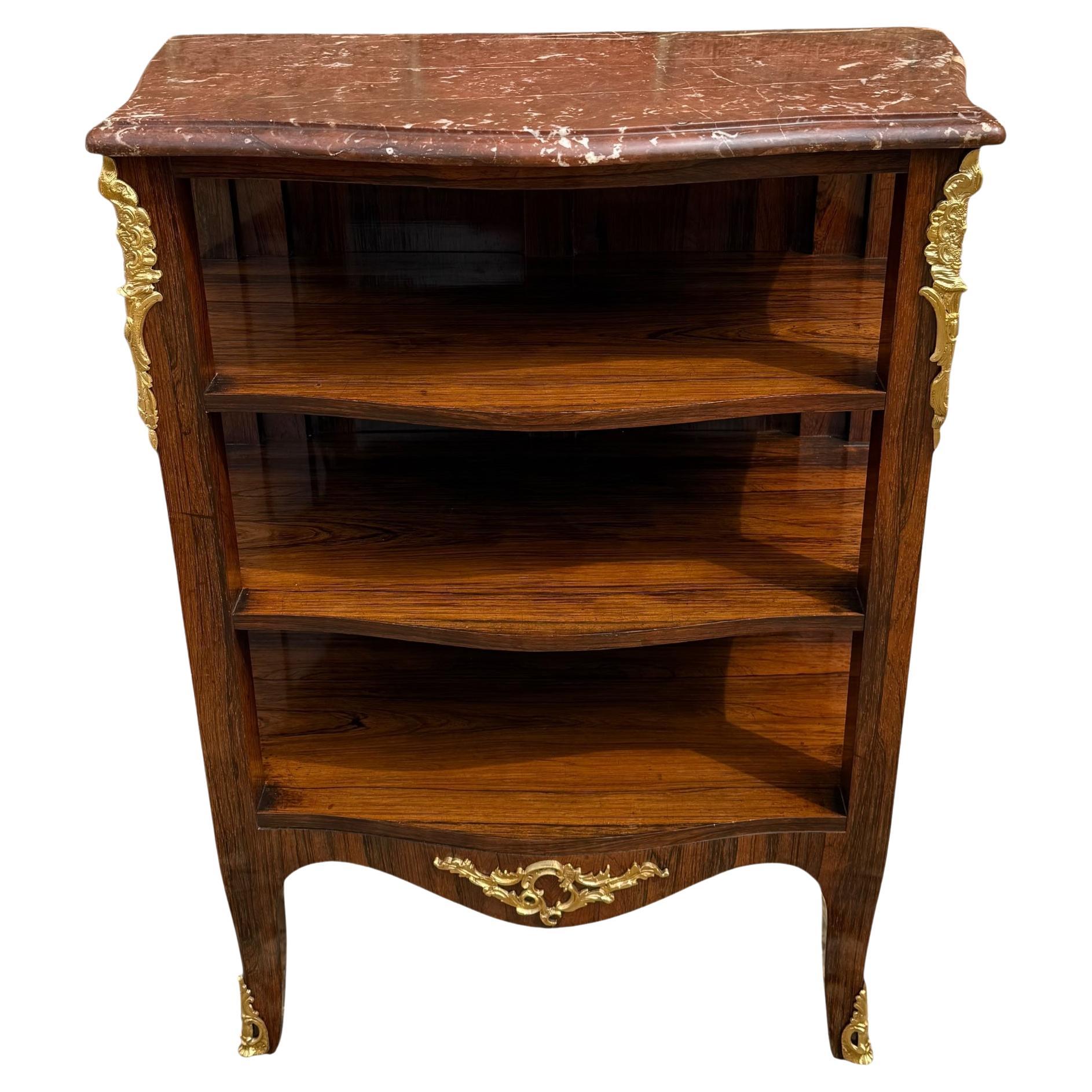 Antique French Rosewood & Marble Brass Ormolu Side Cabinet with Book Shelves (Mobile laterale in ottone e marmo con ripiani per libri) in vendita