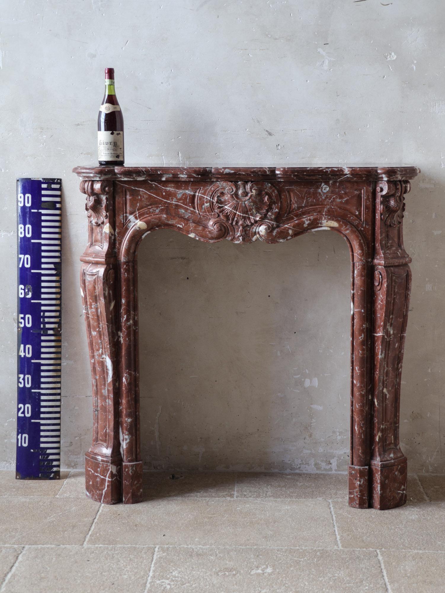 Antique French Rouge Royal Chimenea de Mármol, Trois Coquilles, Diseño Estrecho en venta 5