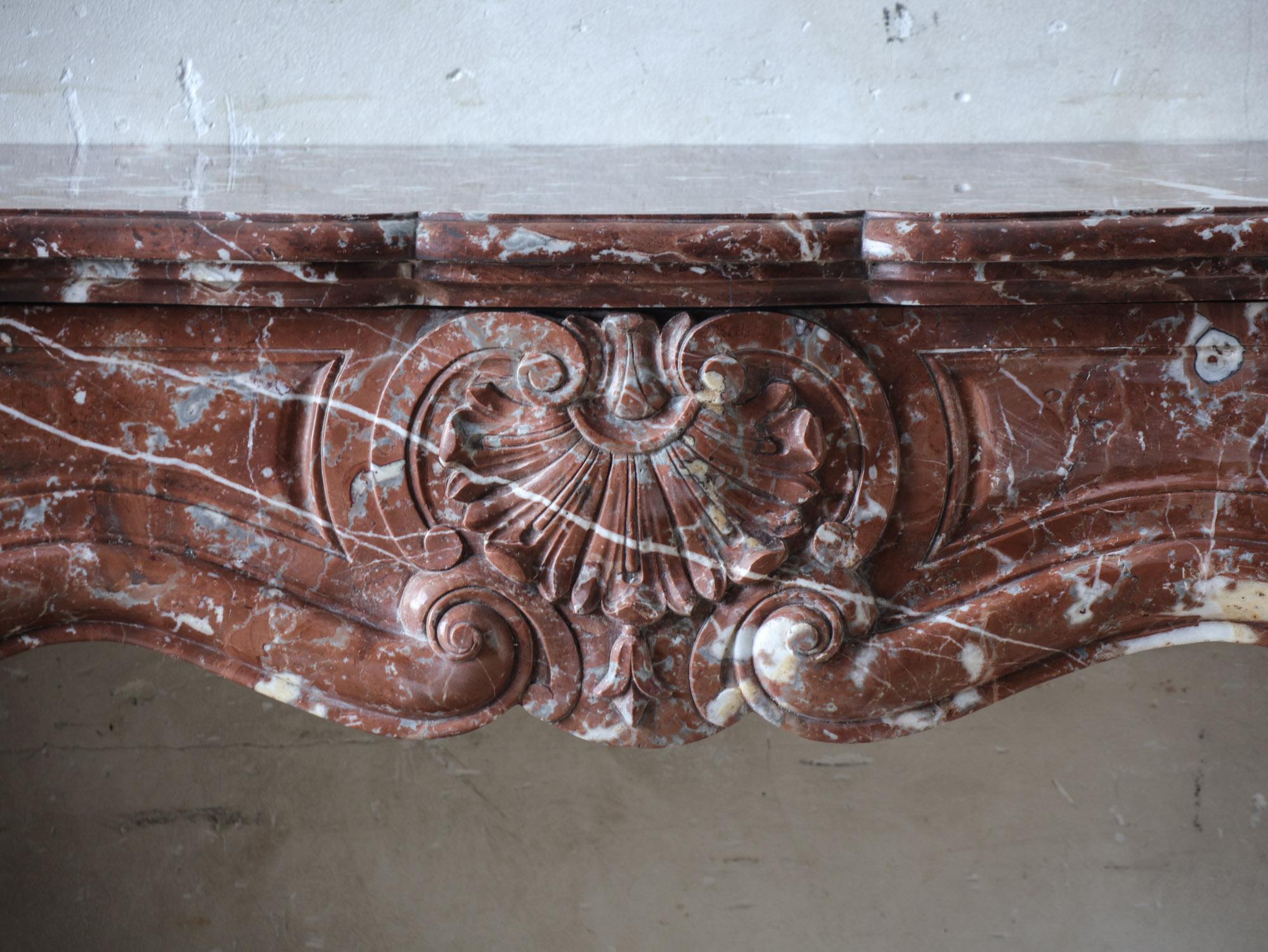 Antique French Rouge Royal Chimenea de Mármol, Trois Coquilles, Diseño Estrecho Francés en venta