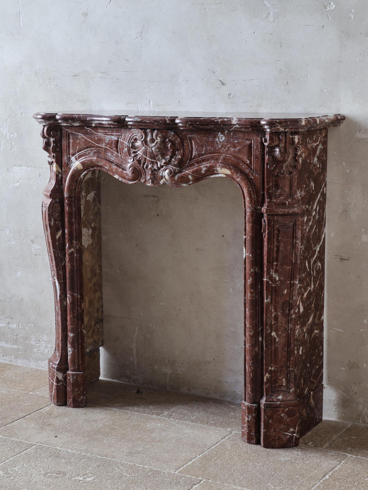 Antique French Rouge Royal Chimenea de Mármol, Trois Coquilles, Diseño Estrecho en Bueno estado para la venta en Baambrugge, NL