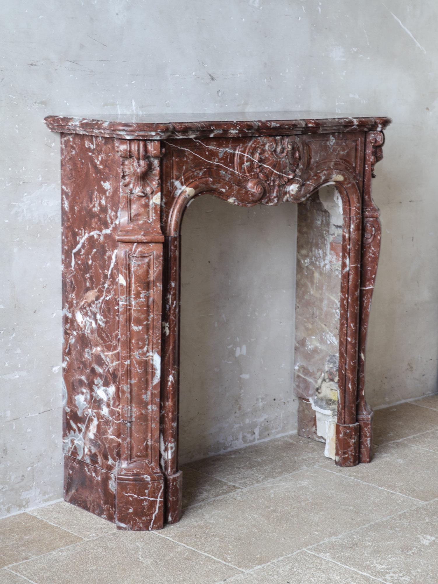 Antique French Rouge Royal Chimenea de Mármol, Trois Coquilles, Diseño Estrecho siglo XIX en venta