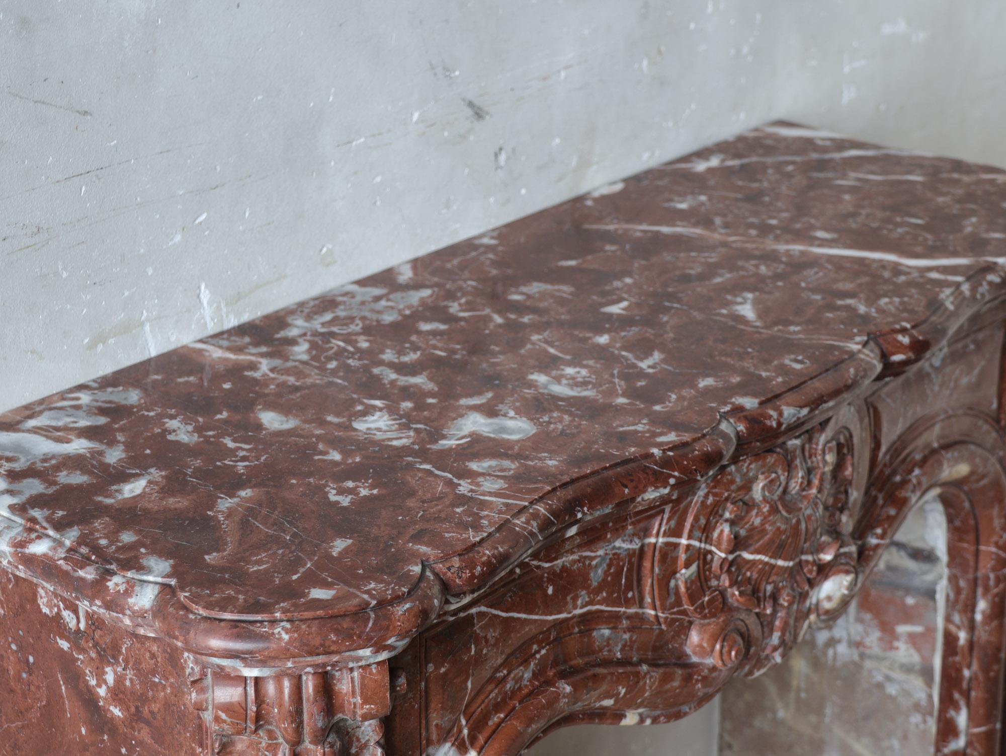 Antique French Rouge Royal Chimenea de Mármol, Trois Coquilles, Diseño Estrecho en venta 1