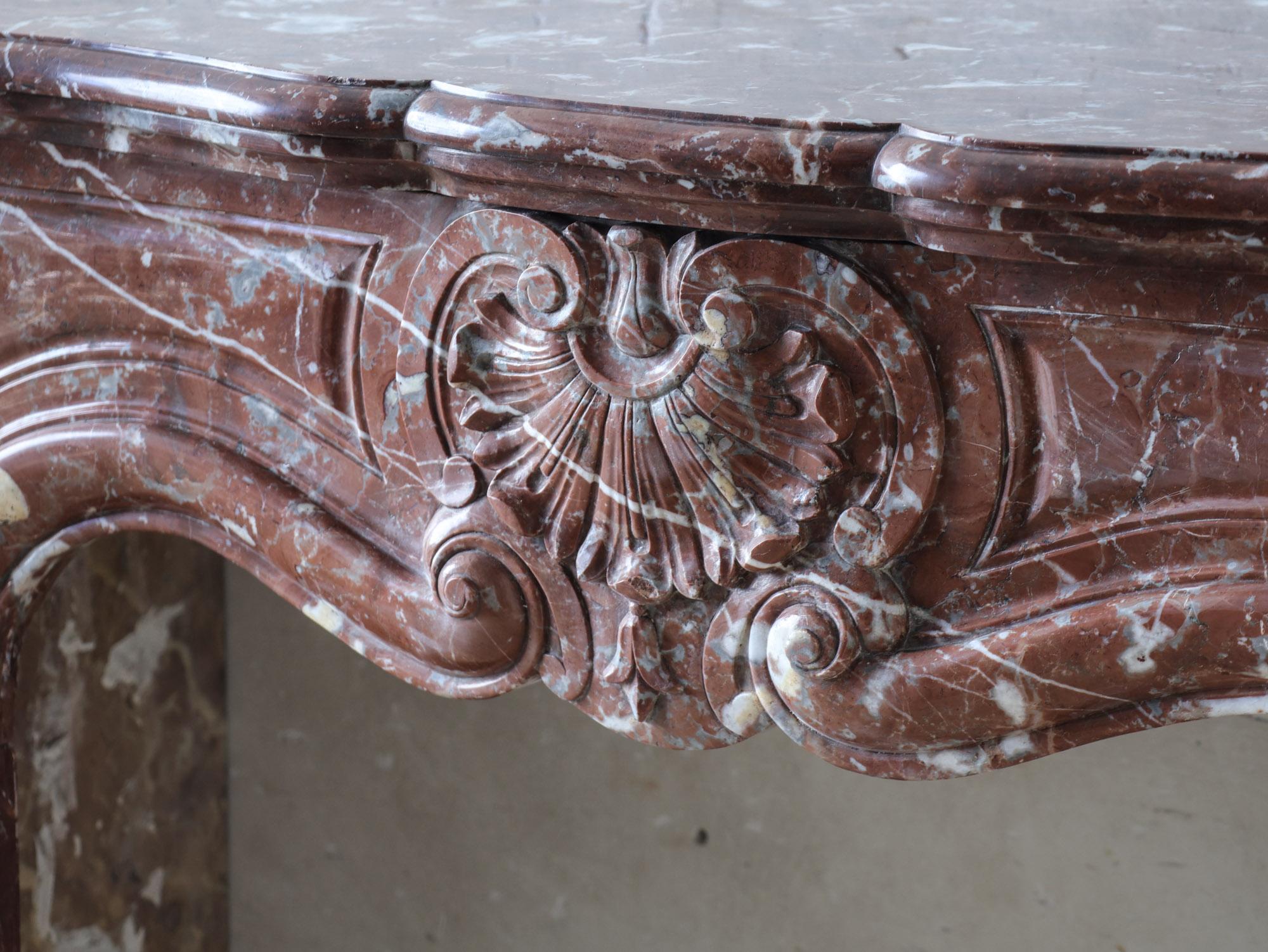 Antique French Rouge Royal Chimenea de Mármol, Trois Coquilles, Diseño Estrecho en venta 2