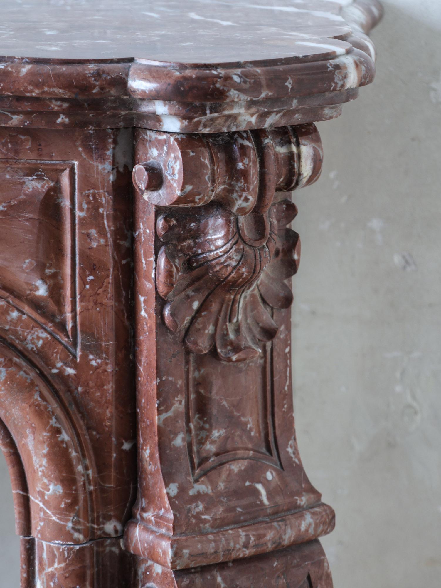 Antique French Rouge Royal Chimenea de Mármol, Trois Coquilles, Diseño Estrecho en venta 3
