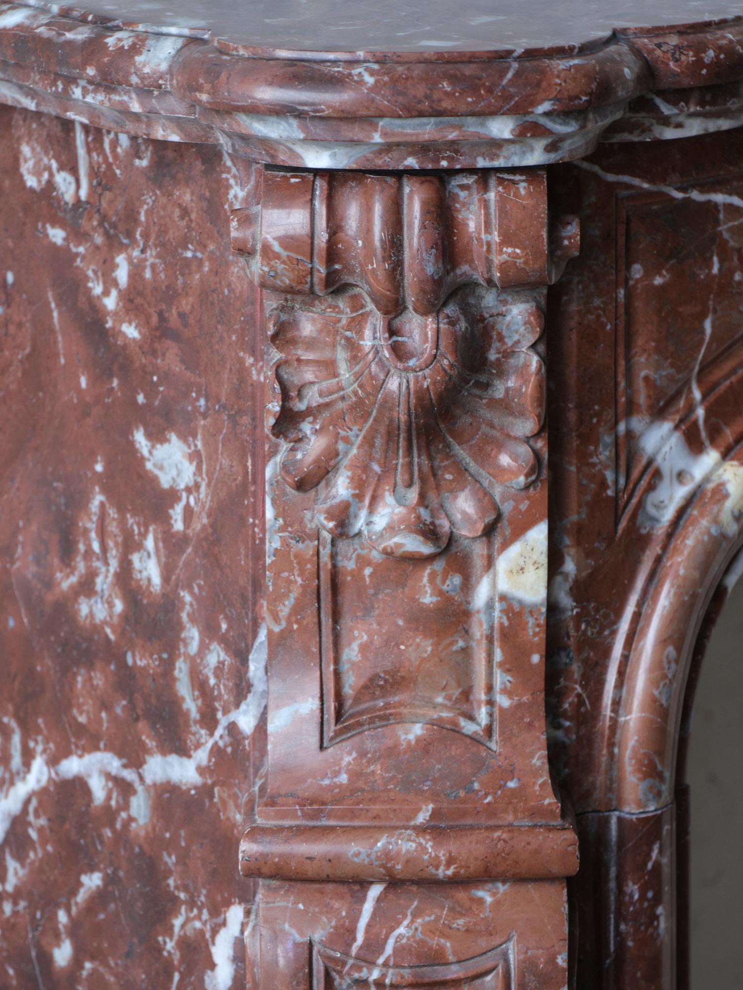 Antique French Rouge Royal Chimenea de Mármol, Trois Coquilles, Diseño Estrecho en venta 4