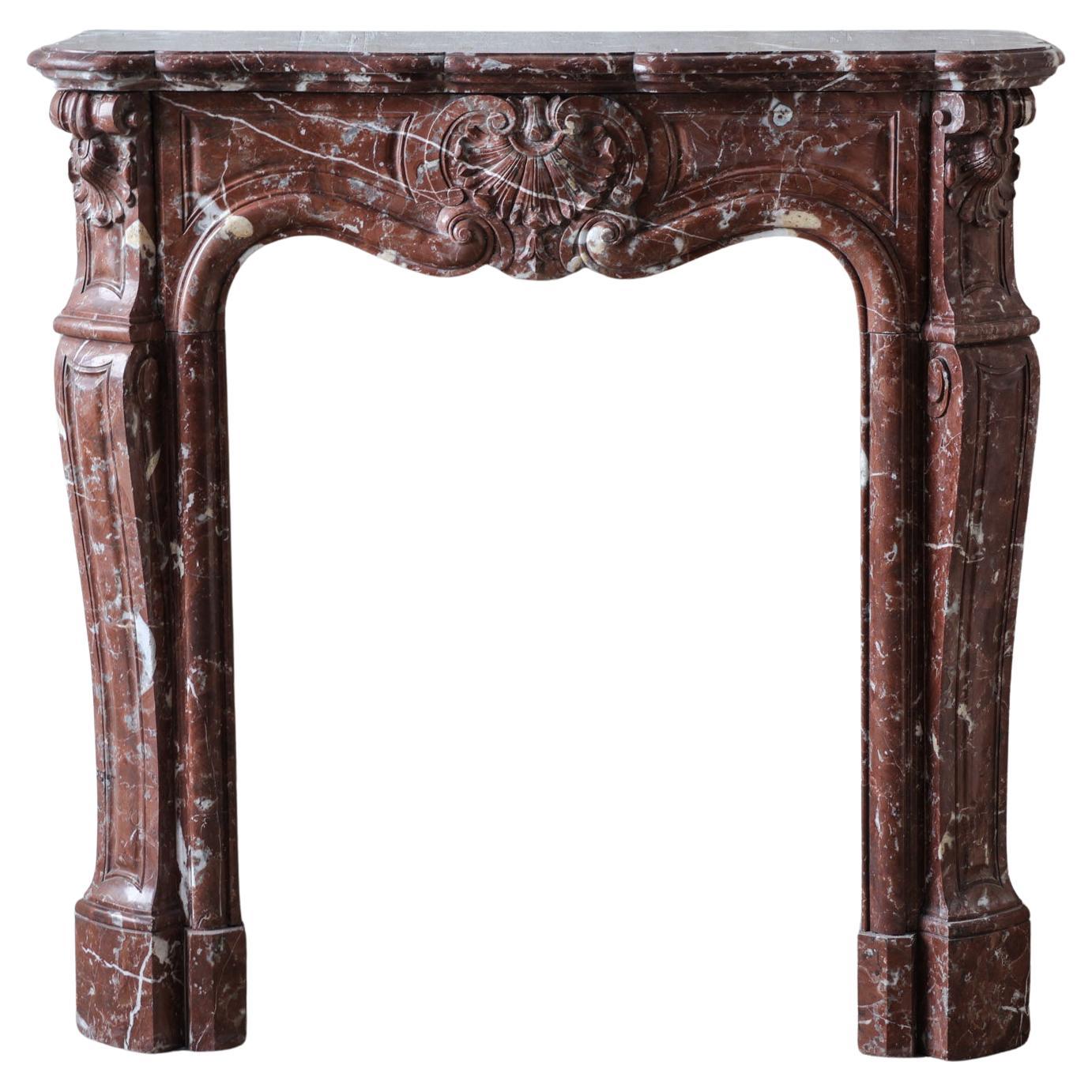 Antique French Rouge Royal Chimenea de Mármol, Trois Coquilles, Diseño Estrecho