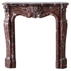 Antique French Rouge Royal Chimenea de Mármol, Trois Coquilles, Diseño Estrecho