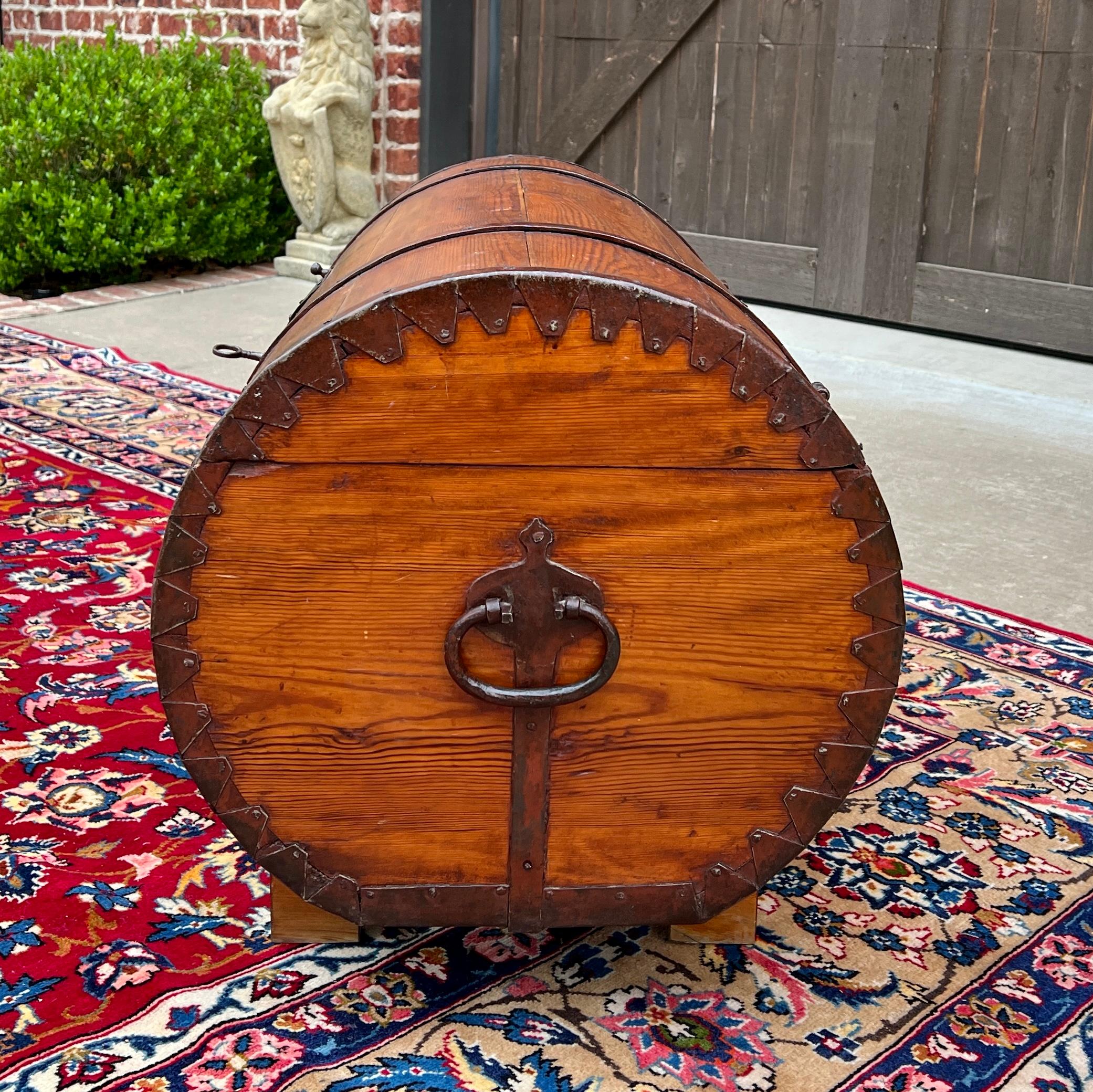 Antique French Round Barrel Trunk Storage Chest Blanket Box Pine Iron Strapping In Good Condition In Tyler, TX