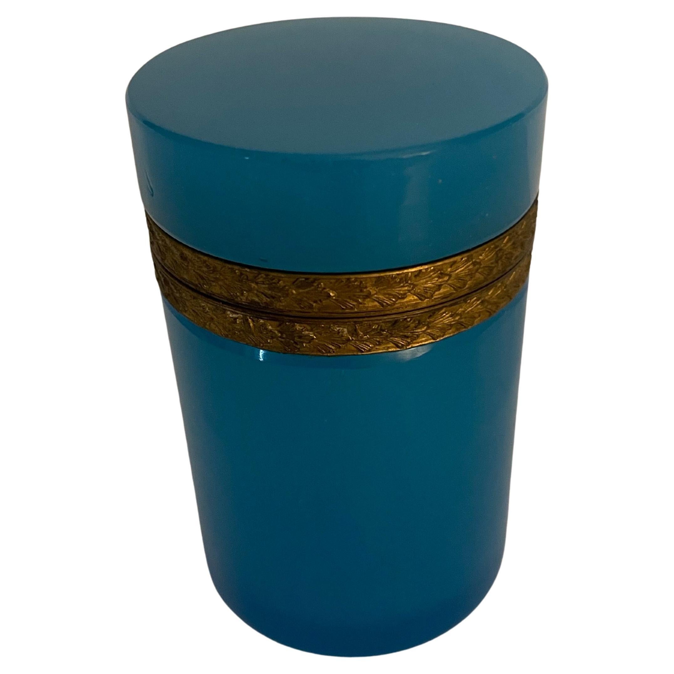 Rara scatola rotonda in vetro opalino blu con finiture in bronzo dorato. Questo pezzo è stato realizzato in Francia nel XIX secolo.