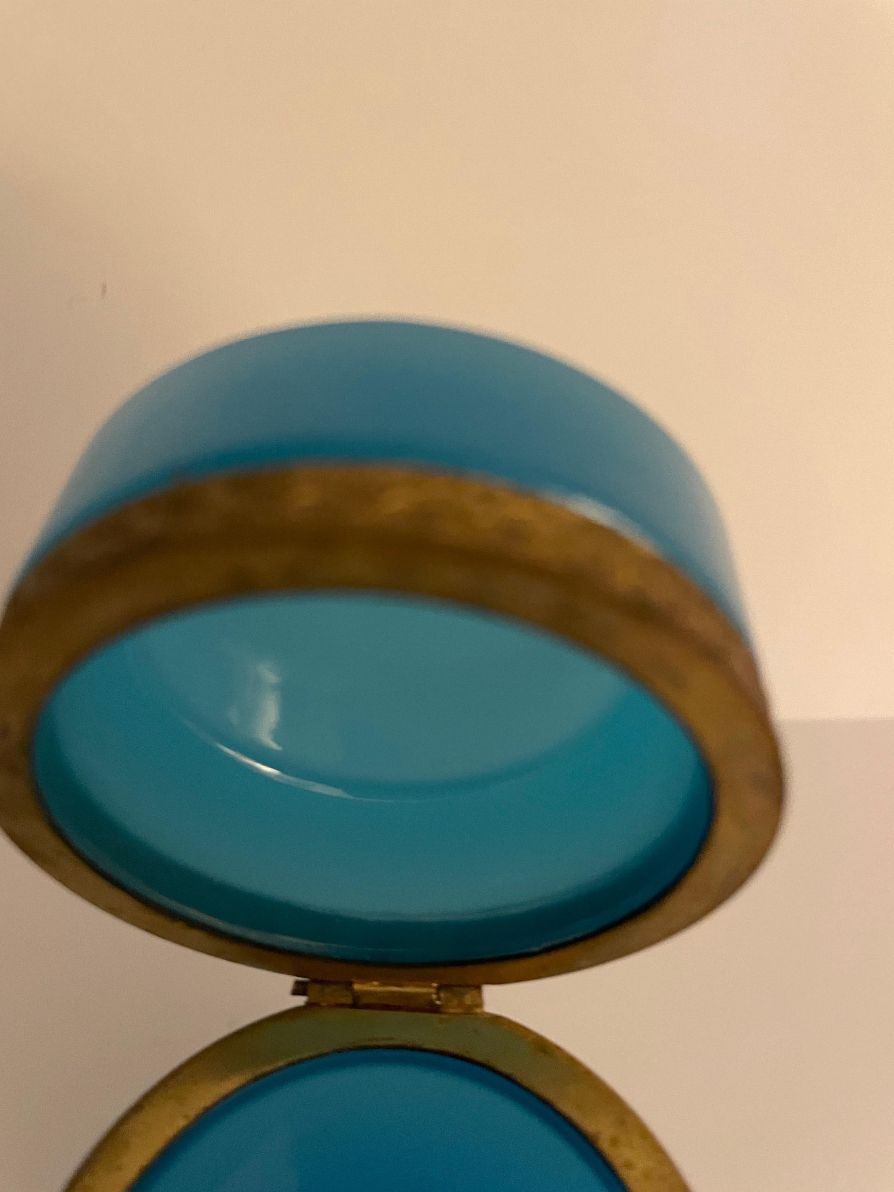 Antique French Round Blue Opaline Glass Box In condizioni buone in vendita a West Palm Beach, FL