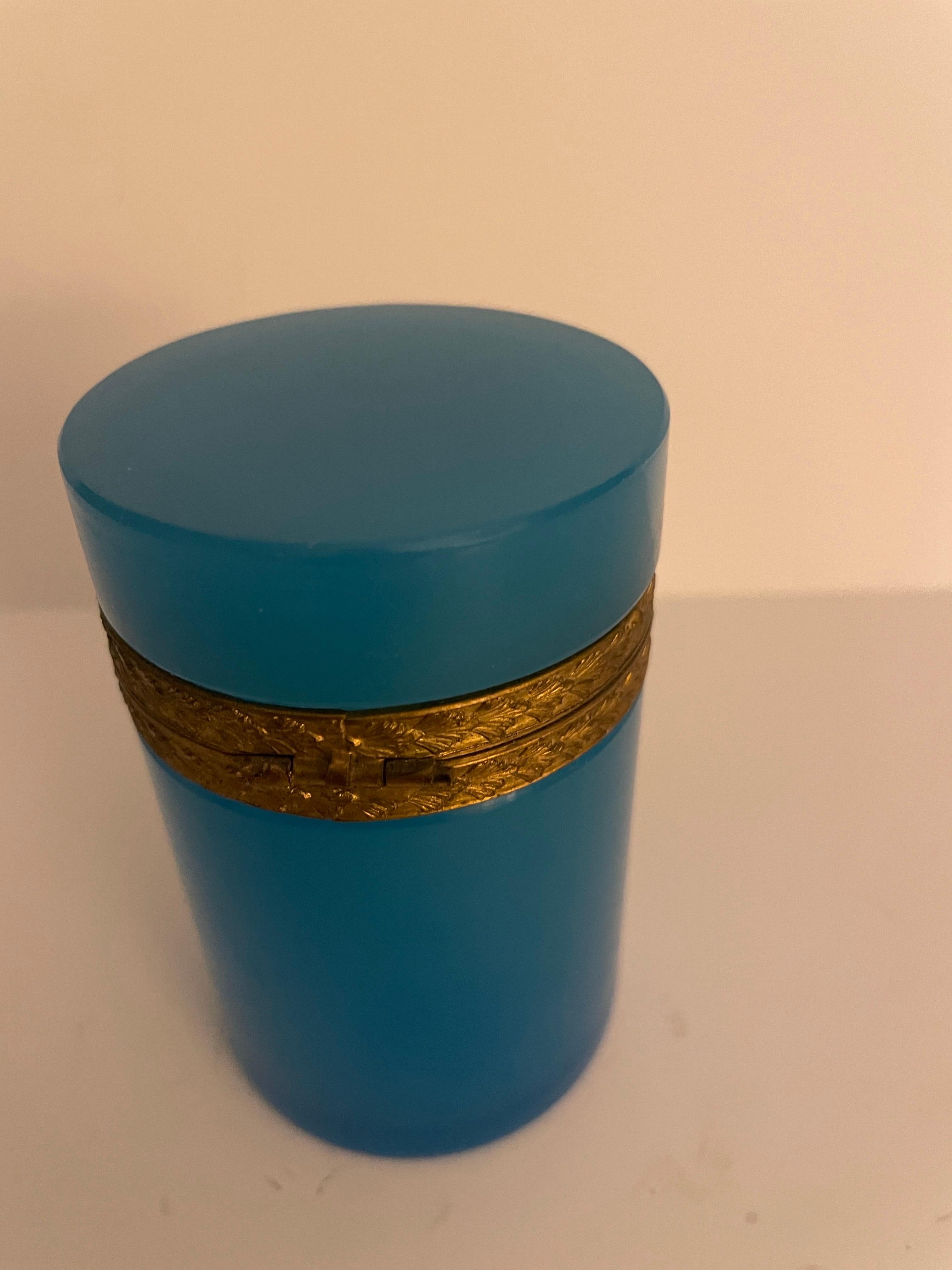 Vetro opalino Antique French Round Blue Opaline Glass Box in vendita