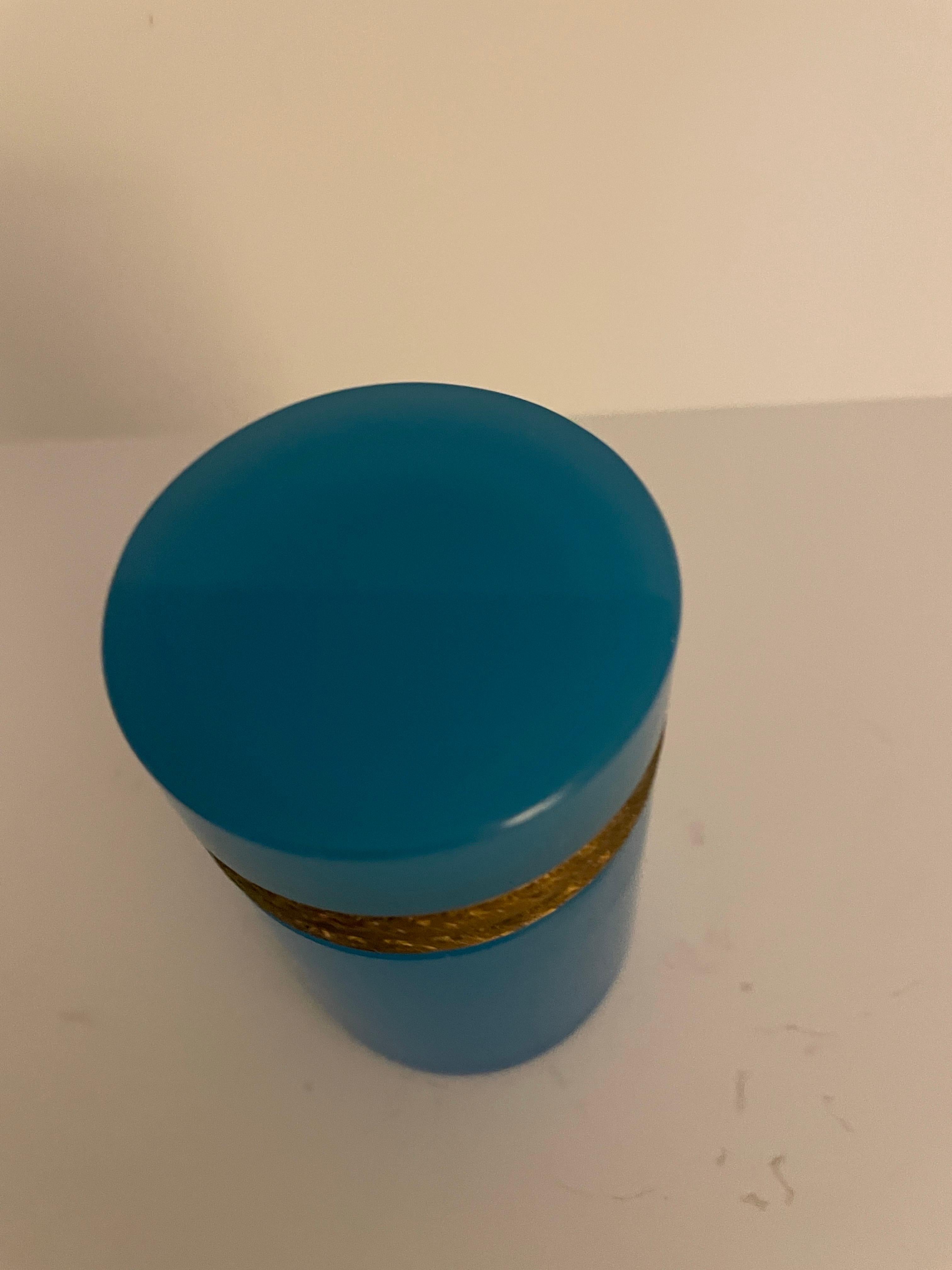 Antique French Round Blue Opaline Glass Box in vendita 2