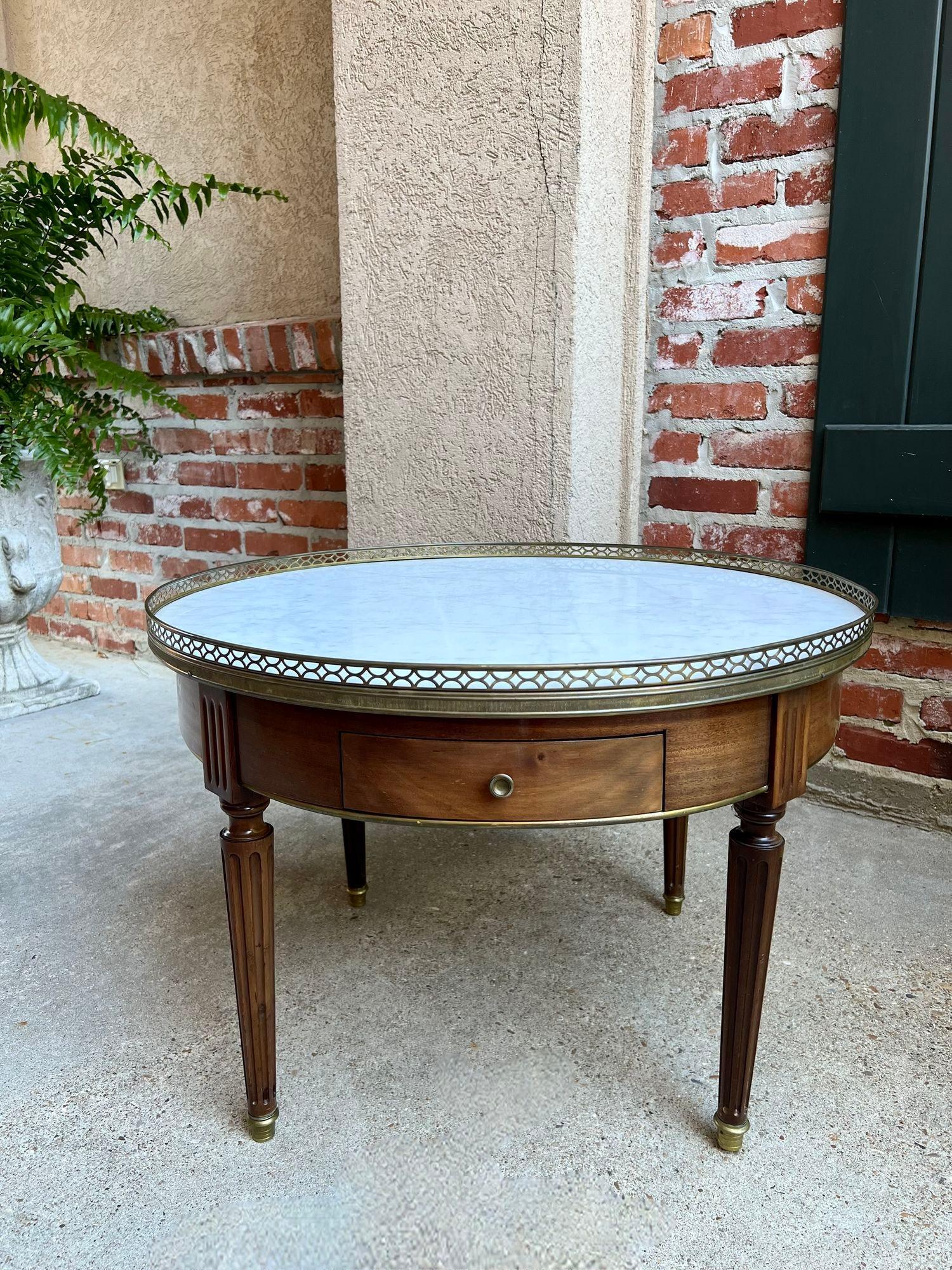 Antique French Round Bouillotte Side Table White Marble Louis XVI Style Gueridon.

Direttamente dalla Francia, una favolosa 