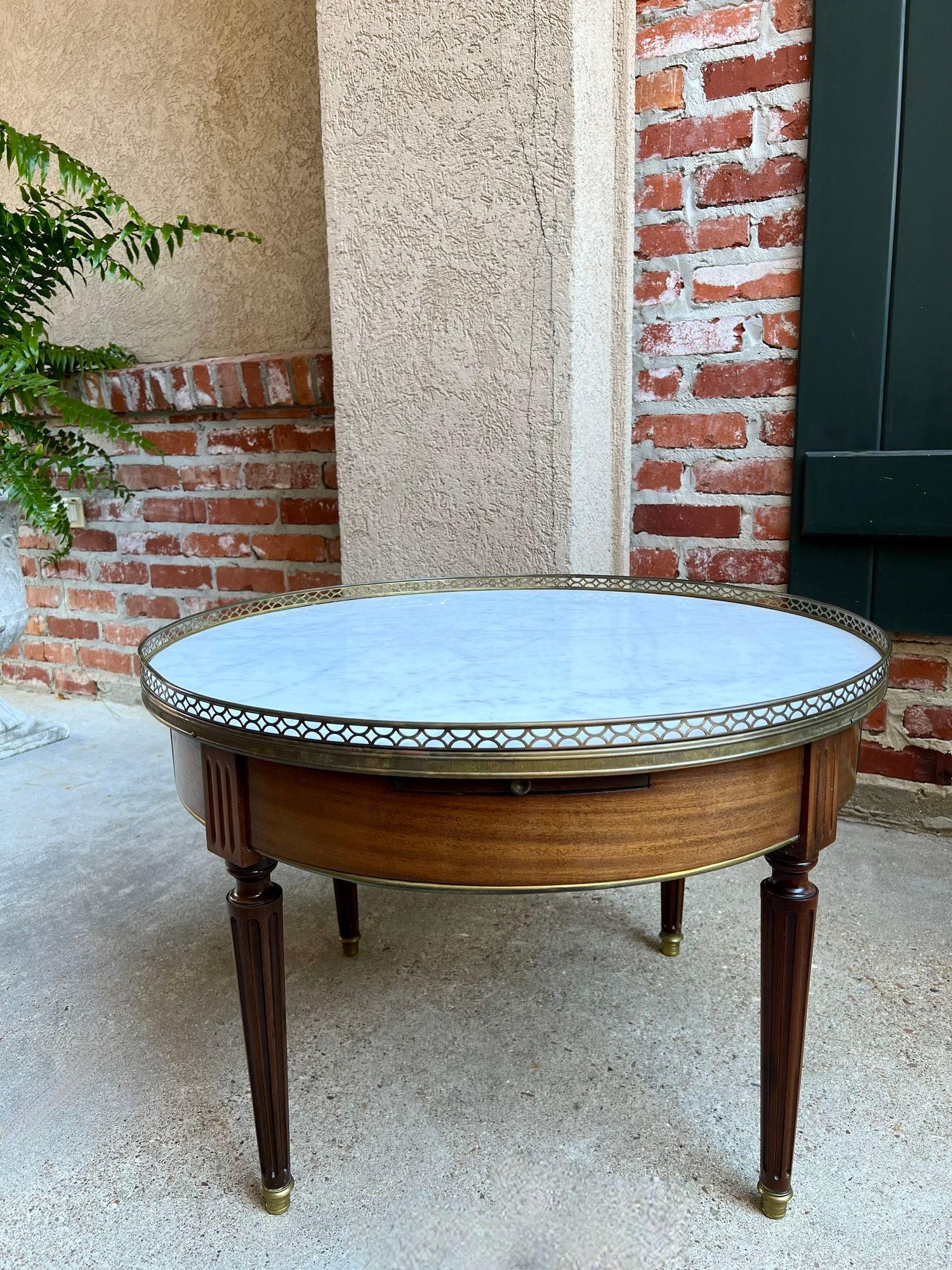 Antique French Tavolino Bouillotte Rotondo Marmo Bianco Stile Luigi XVI Gueridon In condizioni buone in vendita a Shreveport, LA